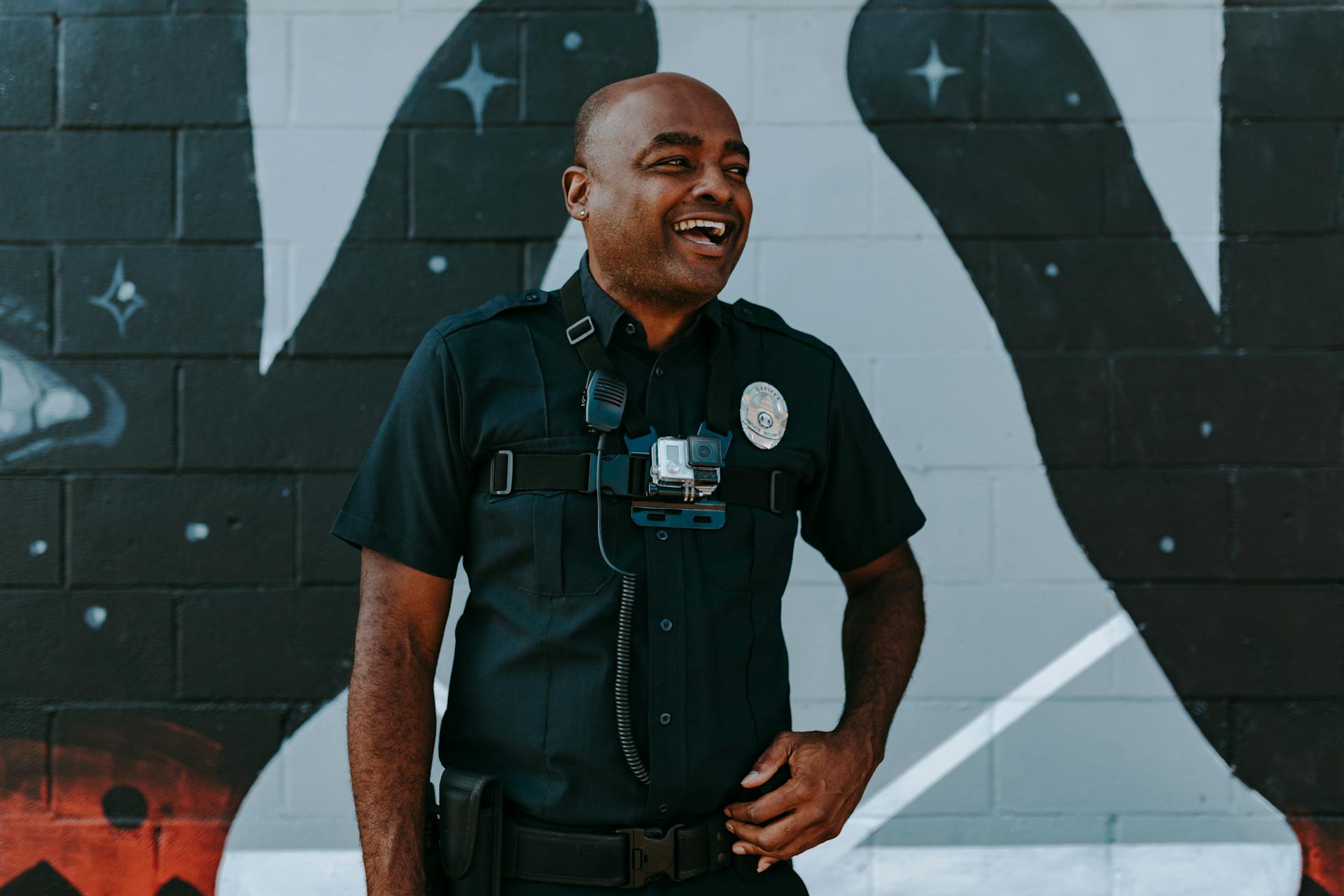 Un policier qui rit | Source : Pexels