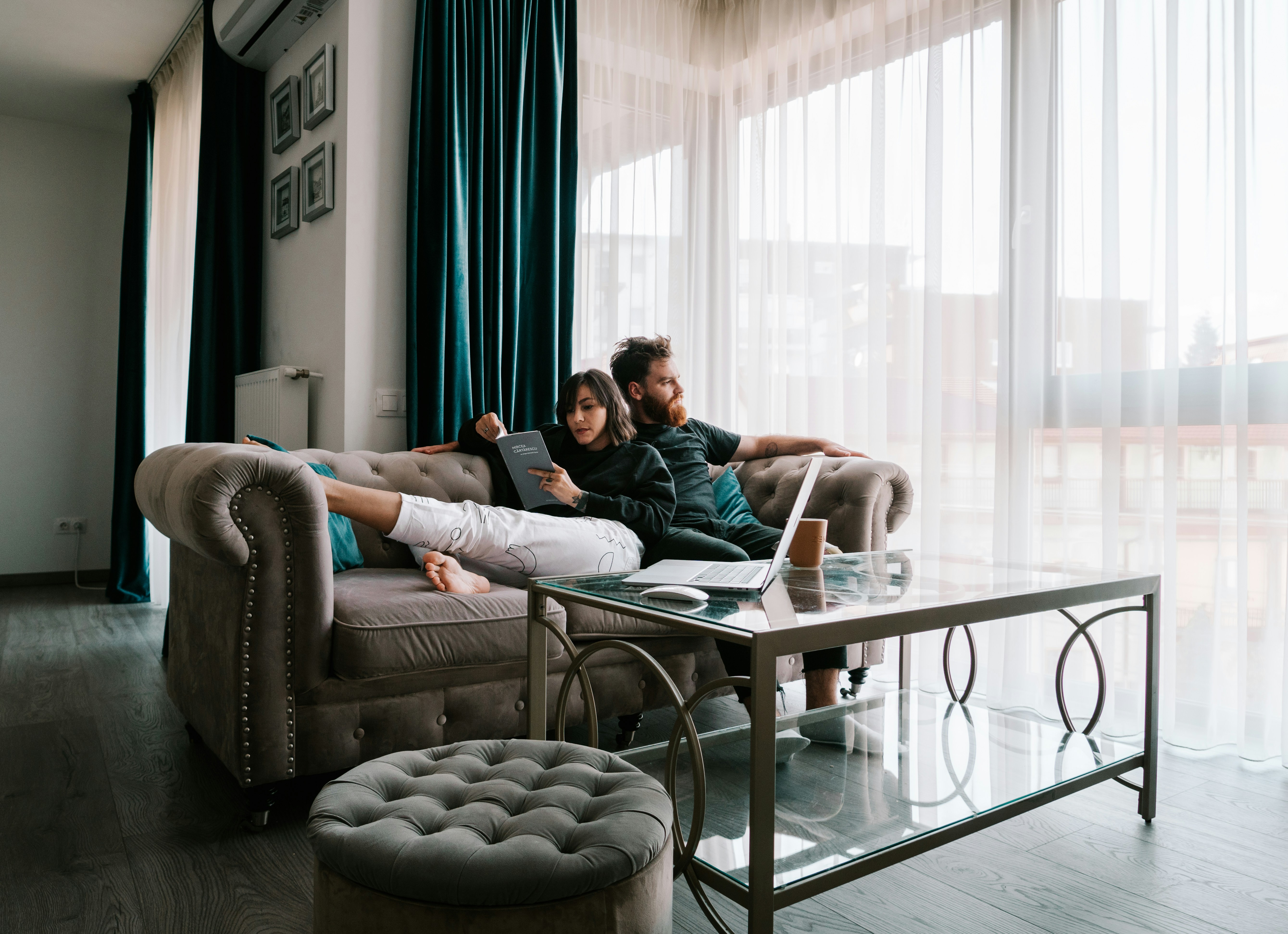 Un couple assis dans un salon | Source : Unsplash