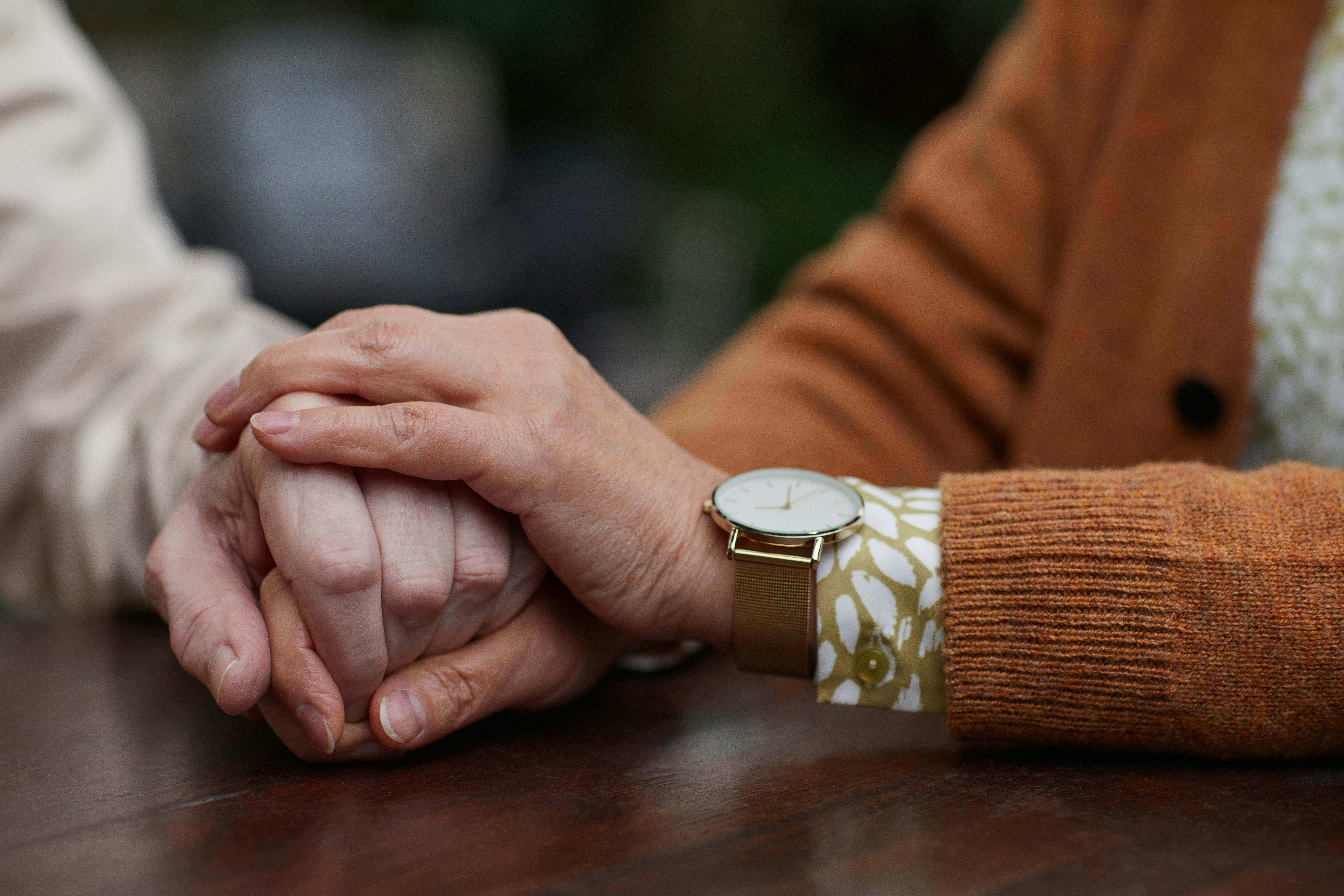 Couple se tenant par la main | Source : Pexels