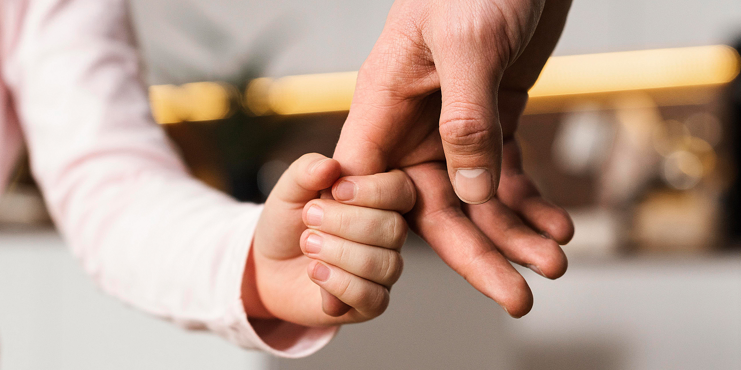 Une petite fille qui tient la main de son père | Source : Freepik