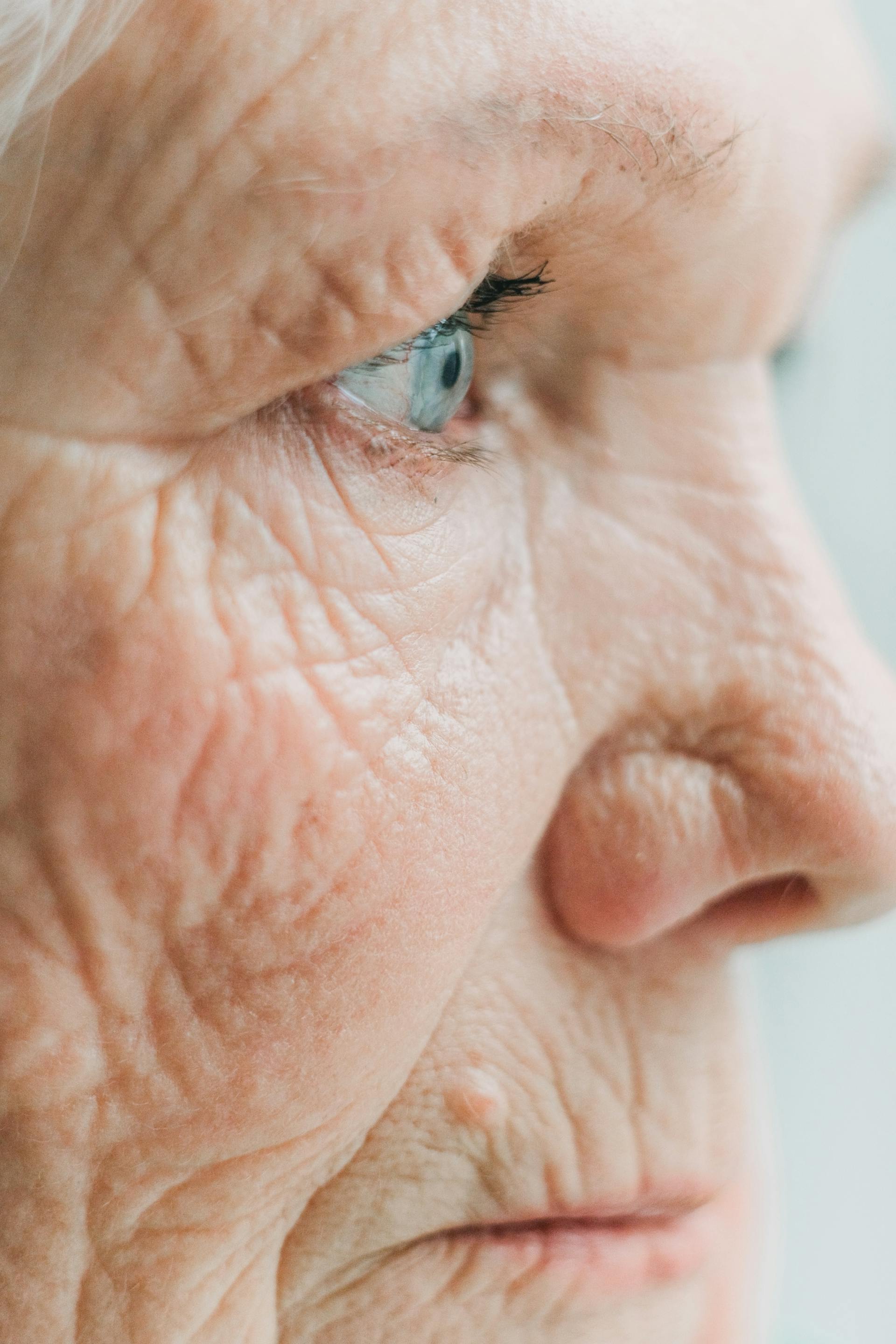 Gros plan sur une femme âgée triste | Source : Pexels