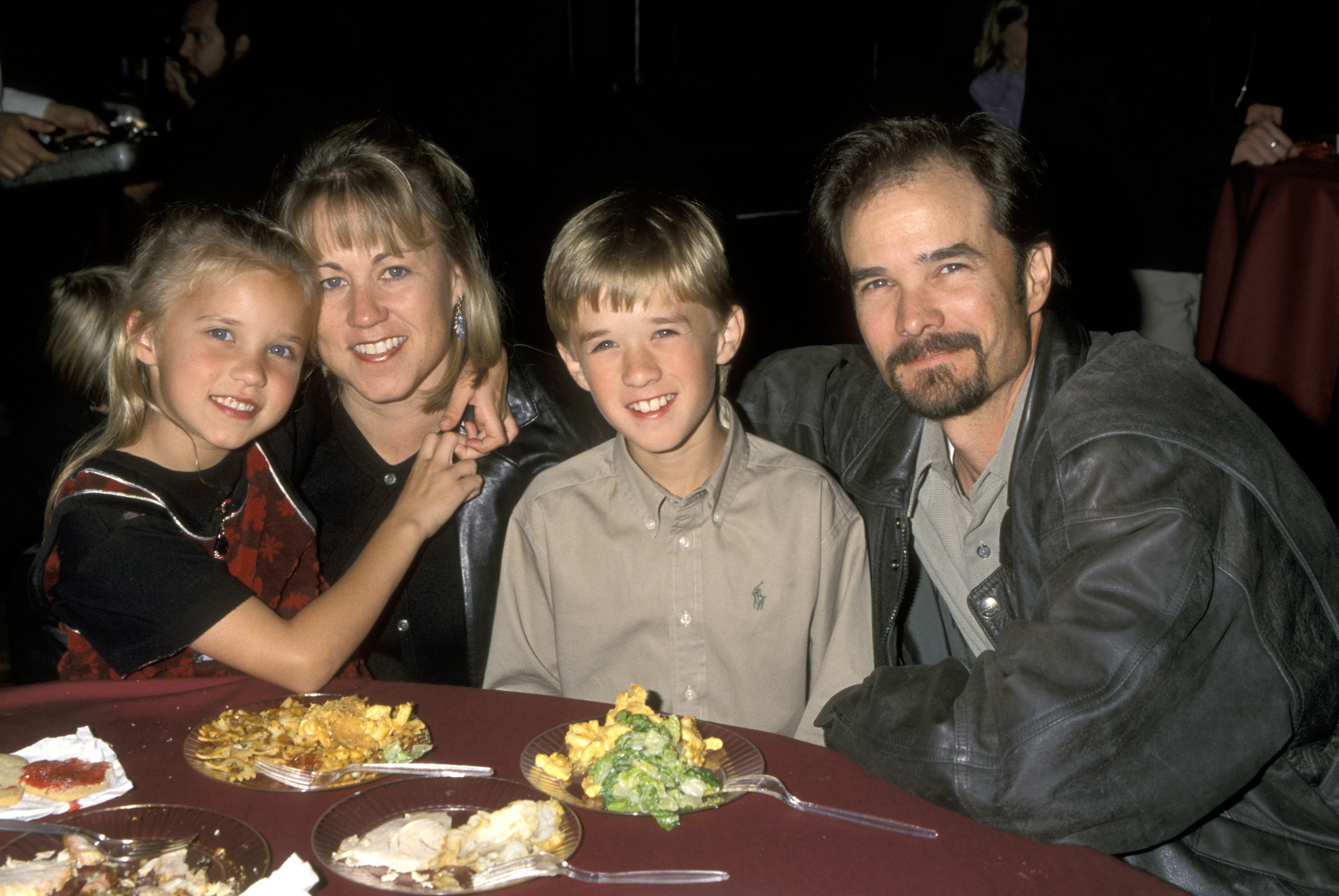 Les jeunes stars avec leurs parents à la première du film Disney “Mickey’s Once Upon a Christmas”, à Los Angeles, en Californie, en 1999. | Source : Getty Images