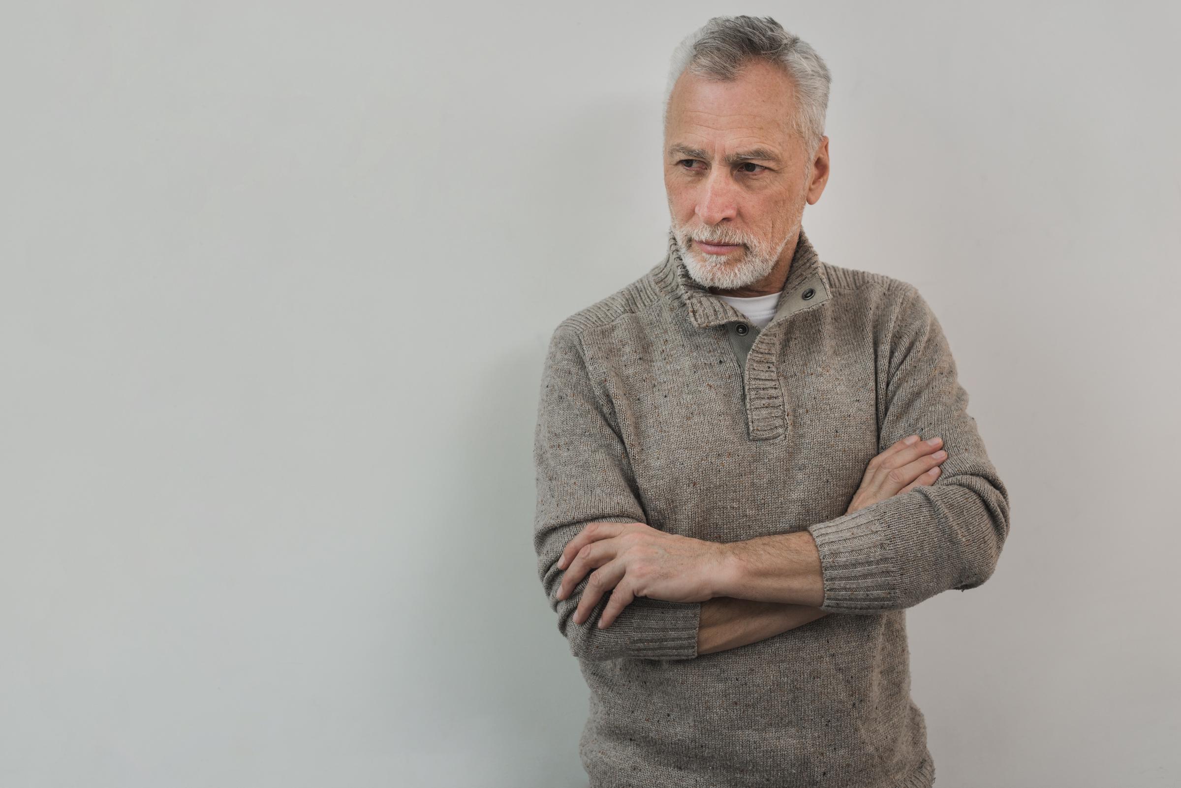 Un homme stressé debout | Source : Freepik