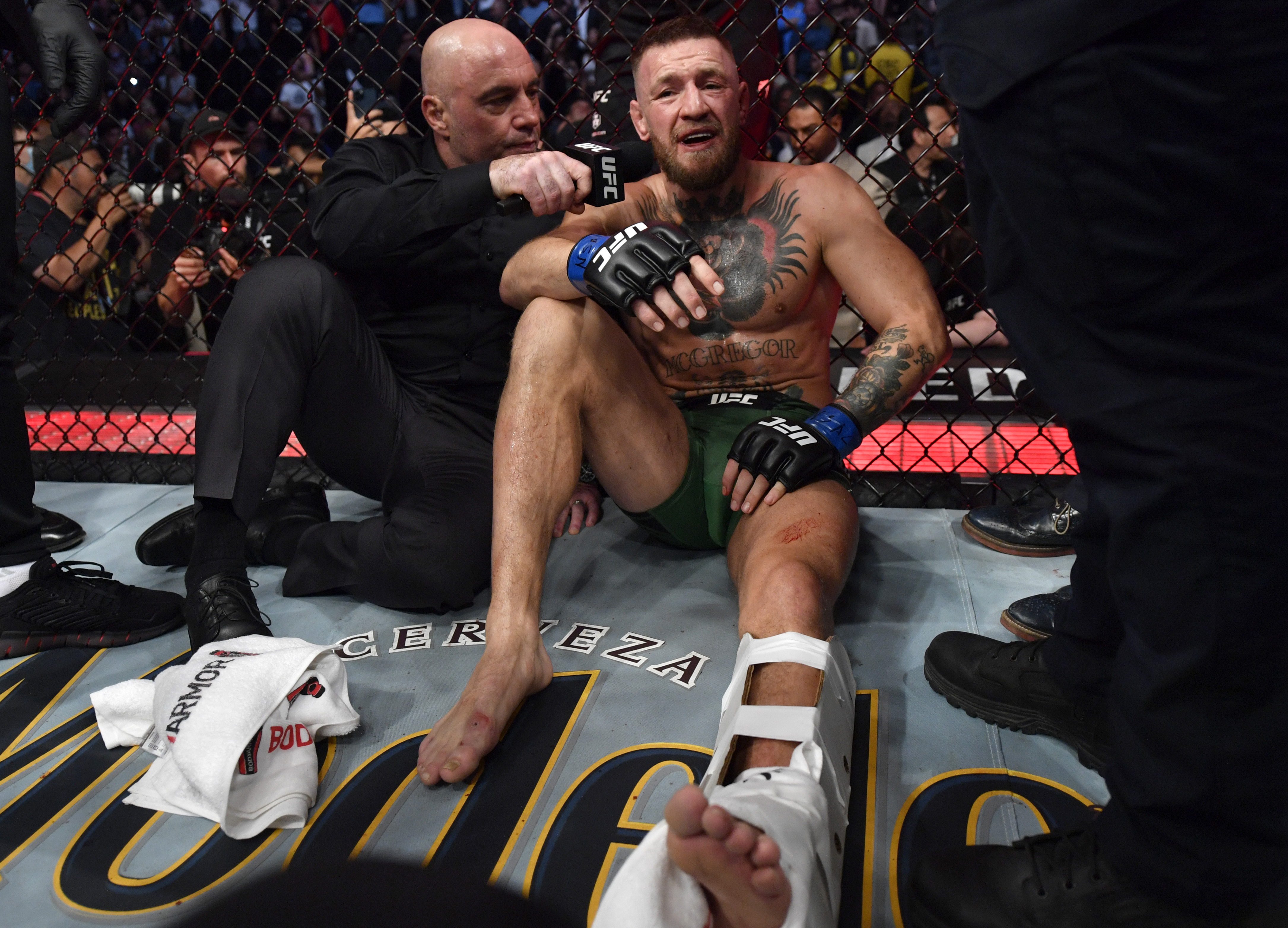 L'Irlandais Conor McGregor est interviewé par Joe Rogan après sa défaite par KO technique due à une blessure contre Dustin Poirier lors de leur combat dans la catégorie poids welter lors de l'événement UFC 264 à la T-Mobile Arena, le 10 juillet 2021 à Las Vegas, dans le Nevada. | Source : Getty Images