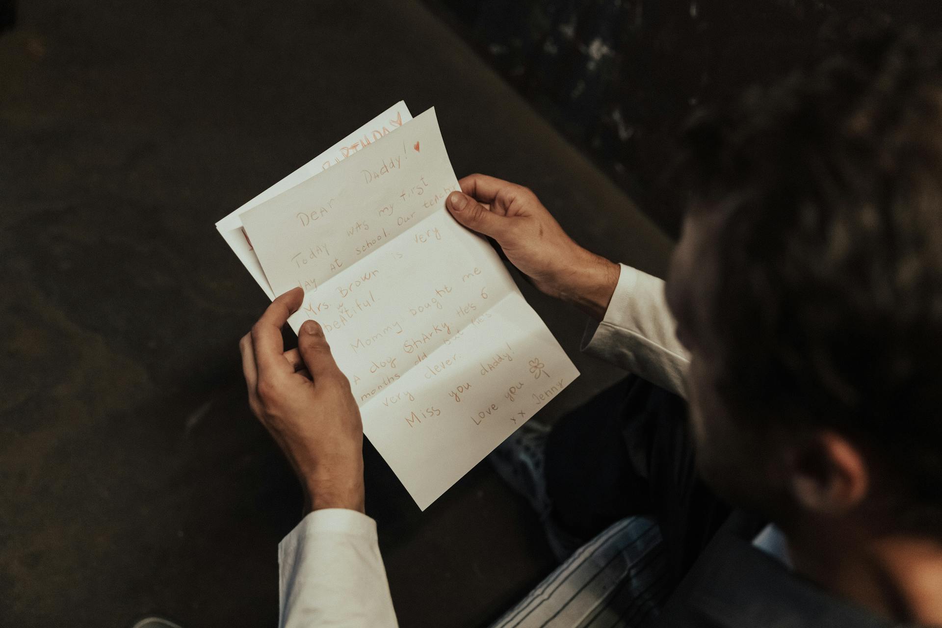 Un homme lisant une lettre | Source : Pexels