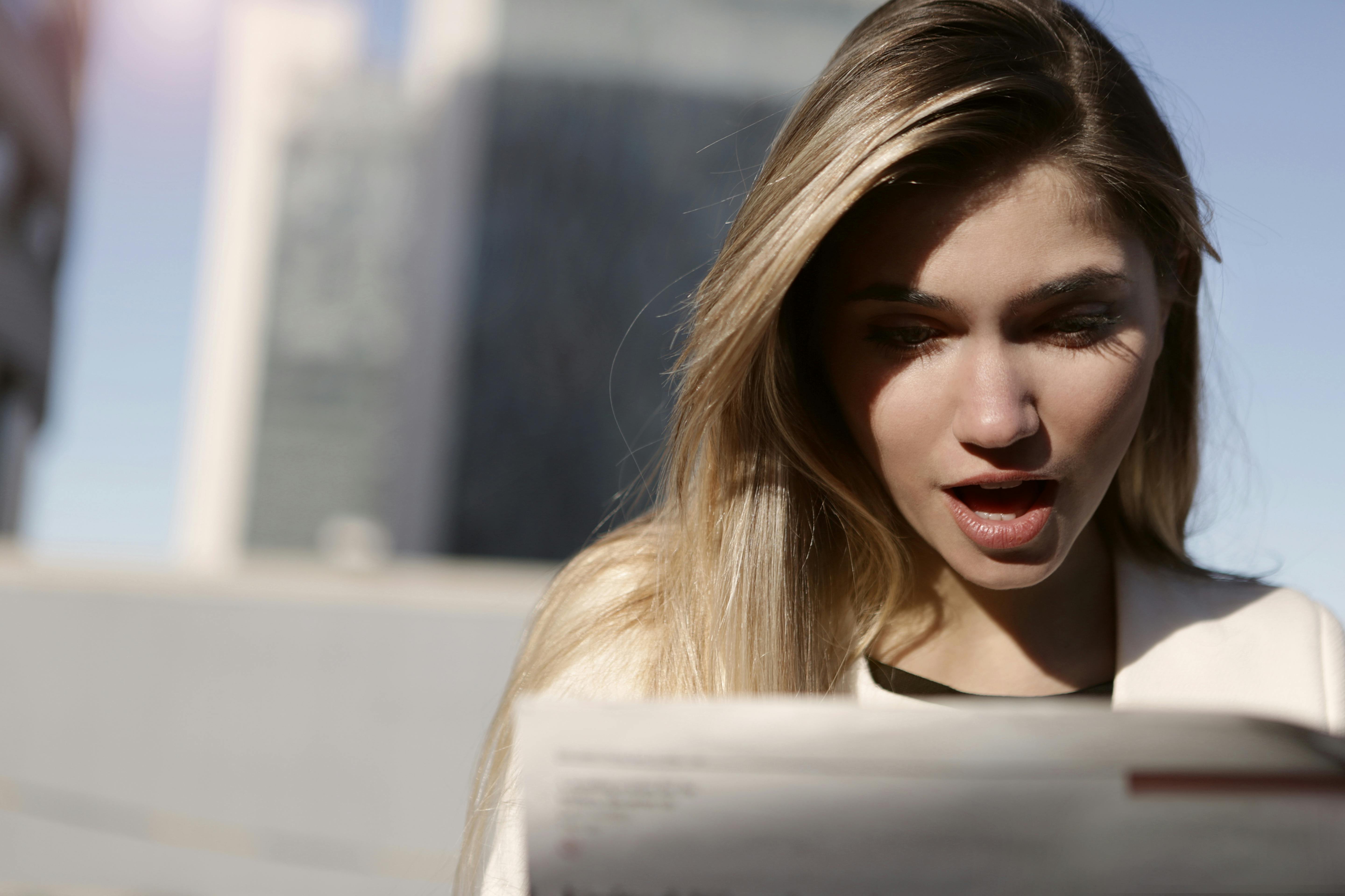 Une femme choquée en train de lire | Source : Pexels