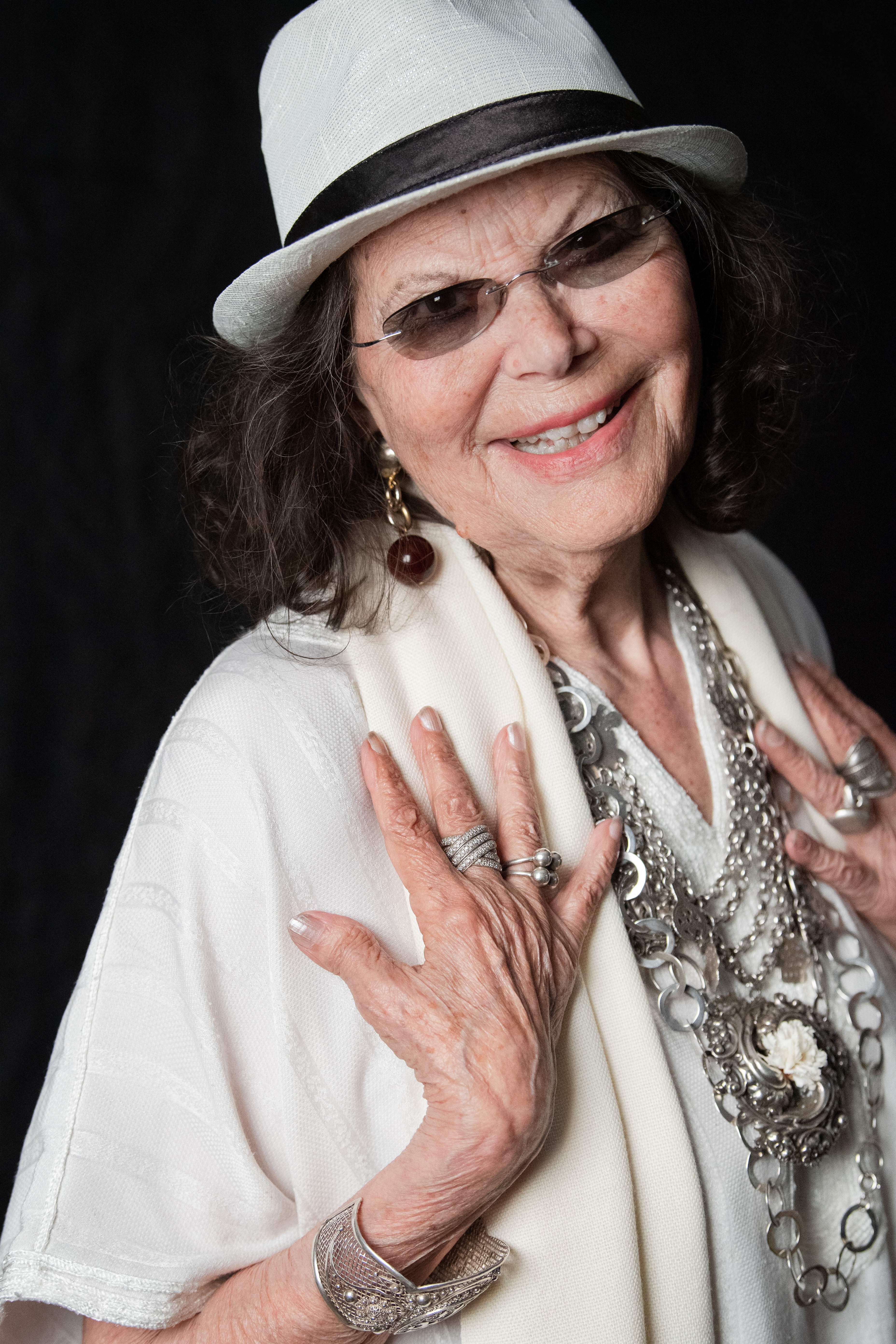 Claudia Cardinale lors d'une séance photo dans la capitale tunisienne à Tunis, le 27 mai 2022. | Source : Getty Images