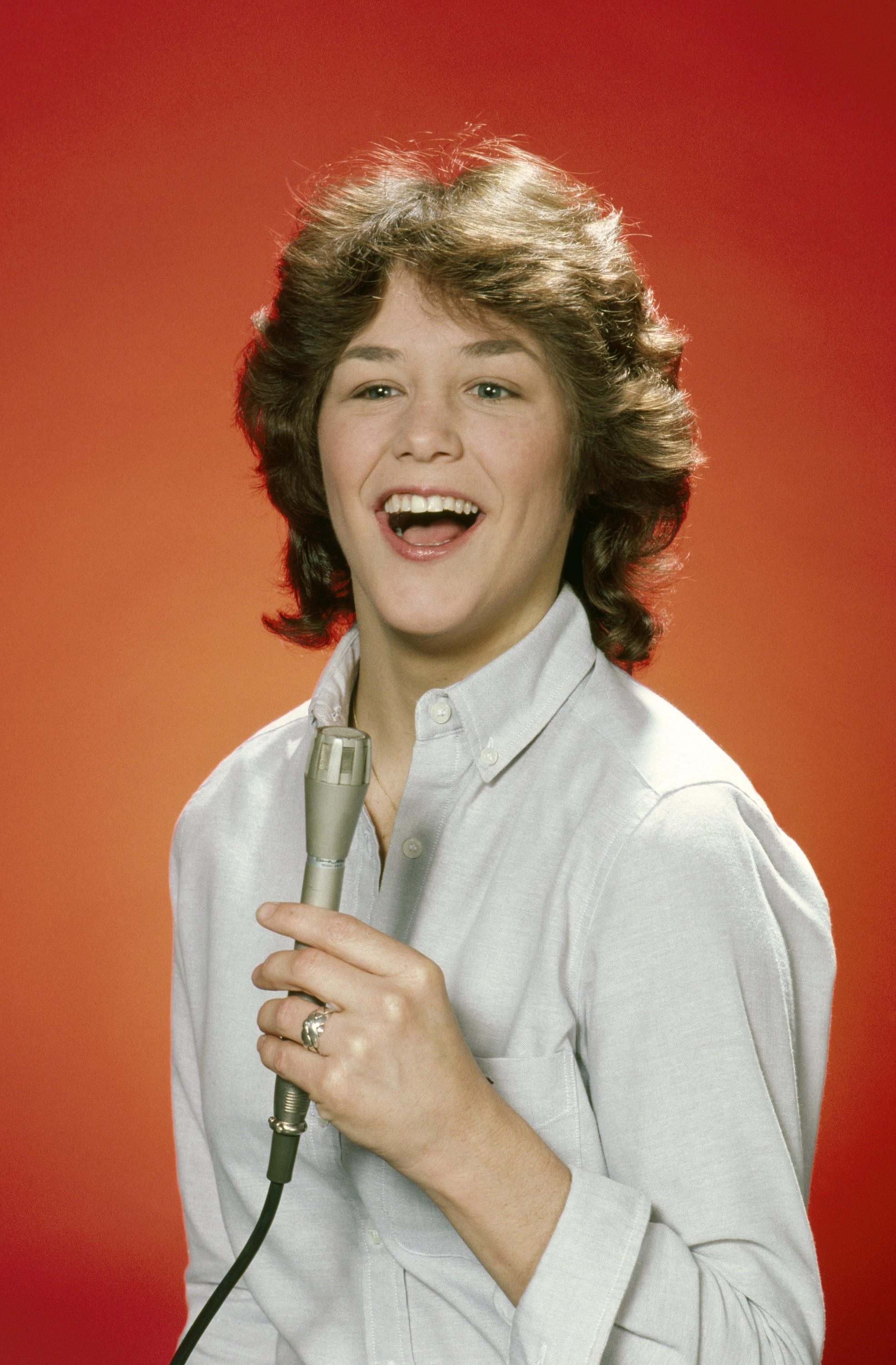 L'actrice avec un micro à la main dans la saison 3 de « The Facts of Life », le 12 novembre 1981 | Source : Getty Images