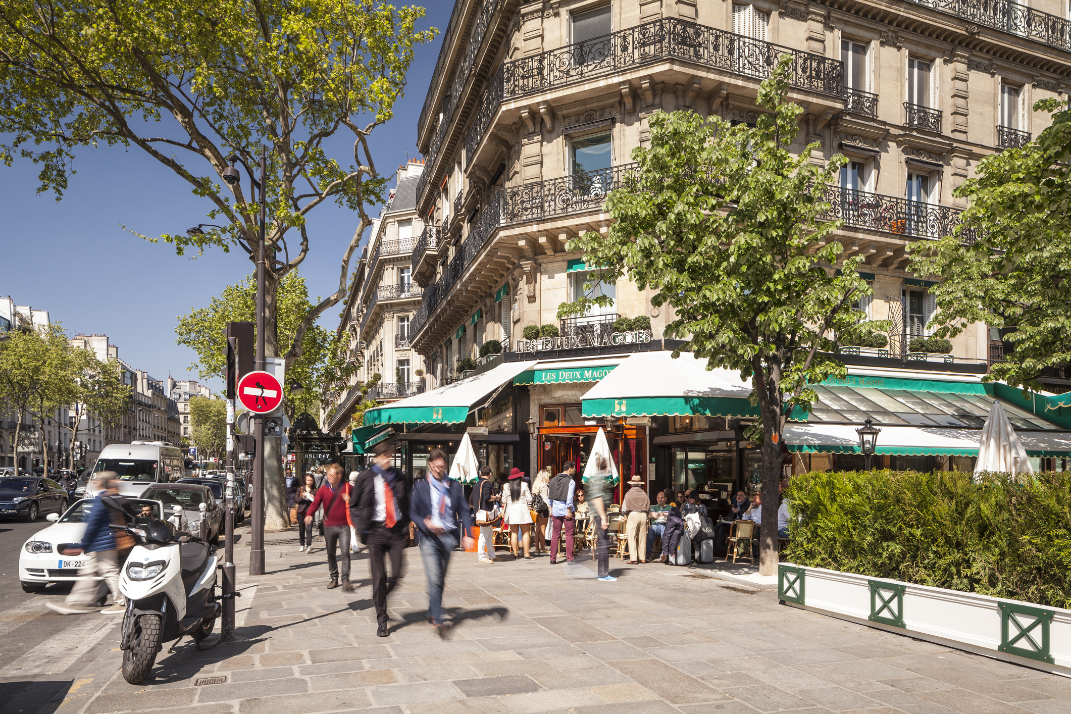 Un boulevard Saint-Germain animé à Paris. Le célèbre café Les Deux Magots est visible en arrière-plan. | Source : Getty Images