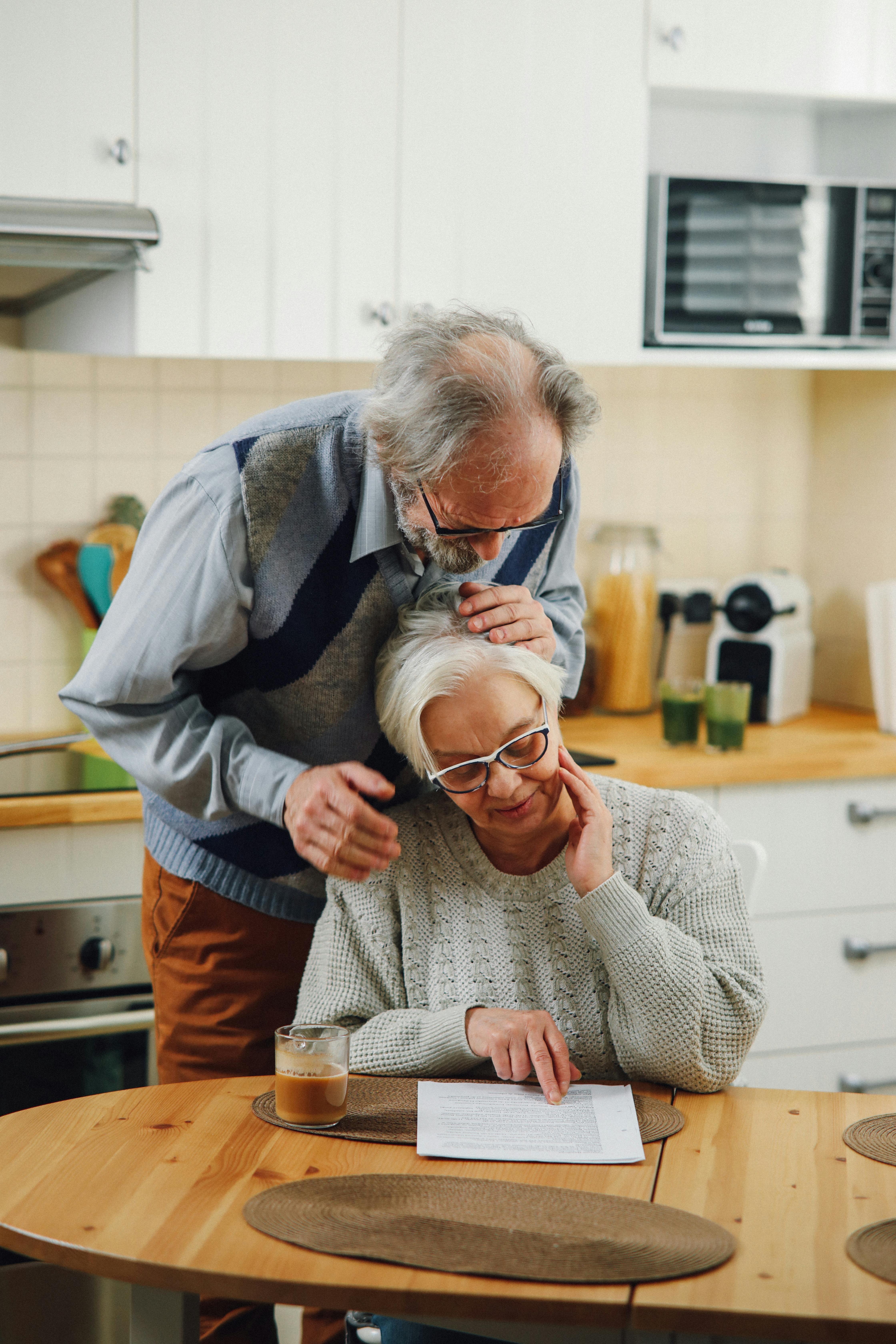 Un couple de personnes âgées heureuses dans la cuisine | Source : Pexels