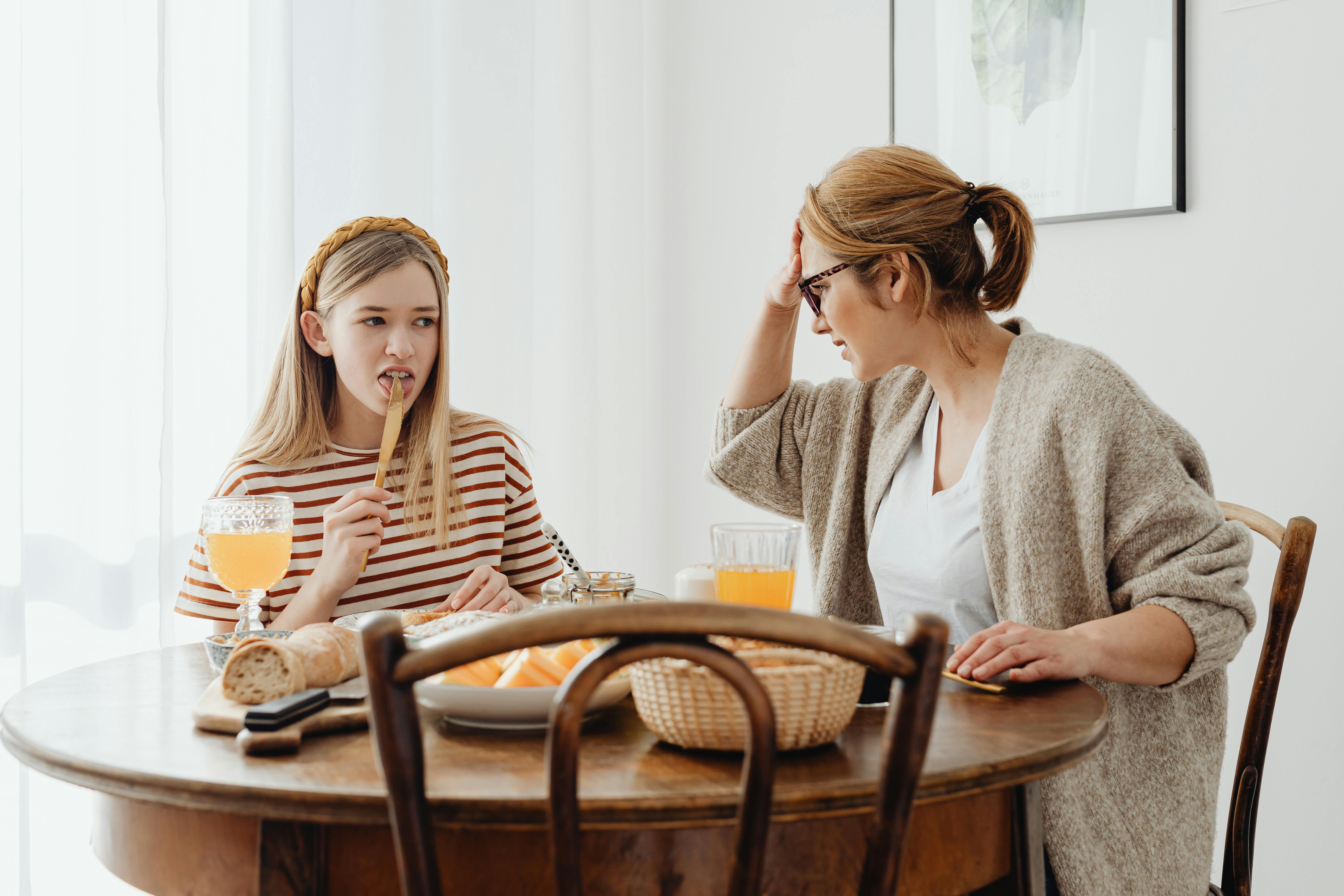 Une jeune fille agacée avec sa mère | Source : Pexels