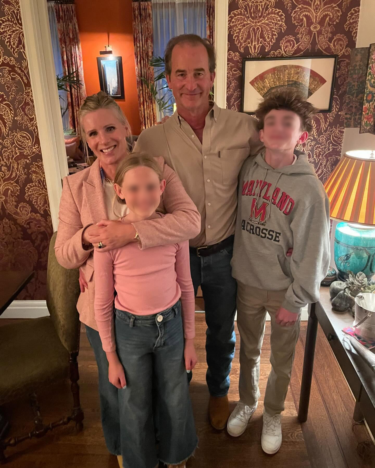 Kristin et Andrew Cabot posent avec deux enfants lors de la fête d'anniversaire des 25 ans de leur fille India Rose. | Source : Facebook/Maud Cabot