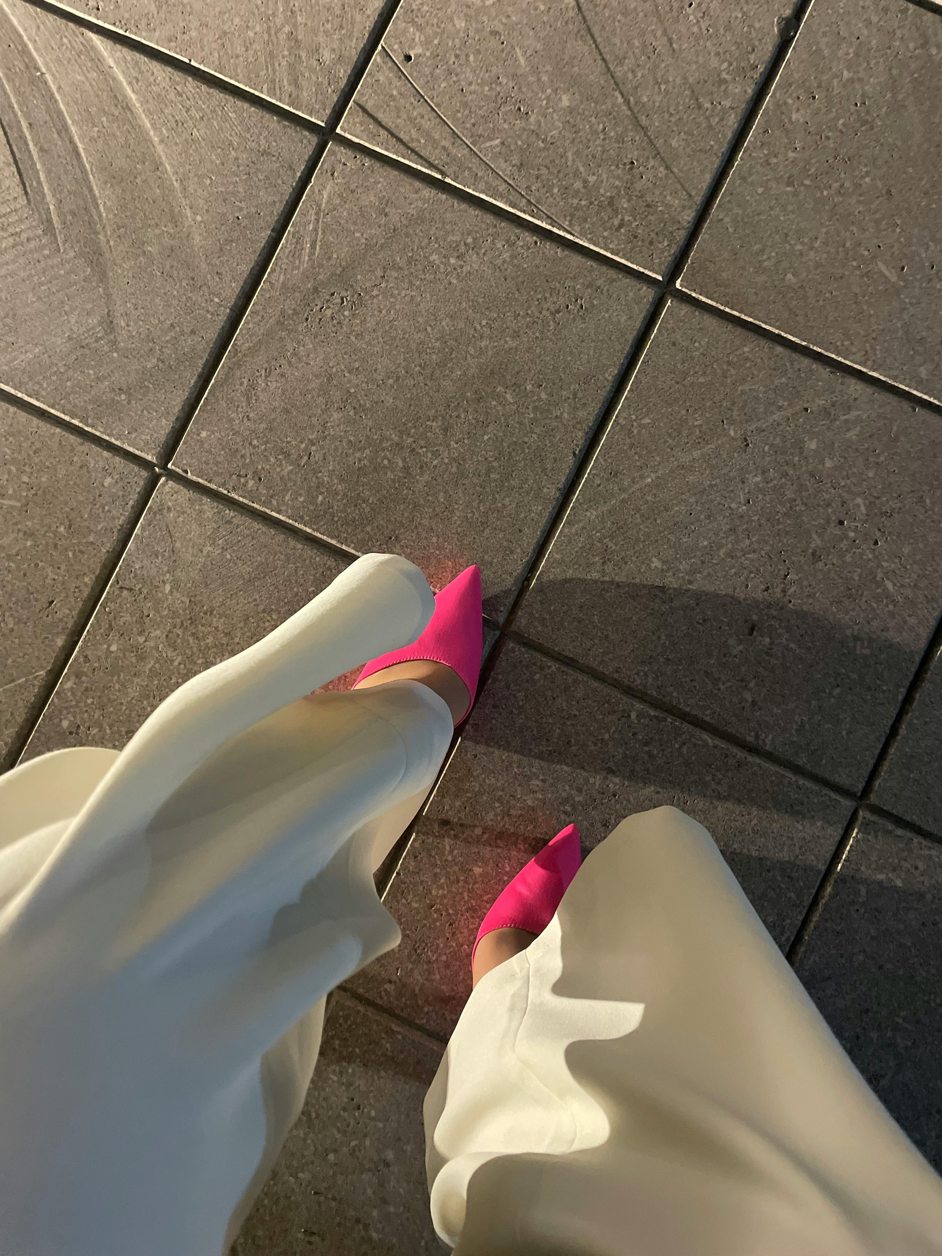 Pantalon blanc et chaussures roses d'une femme | Source : Pexels