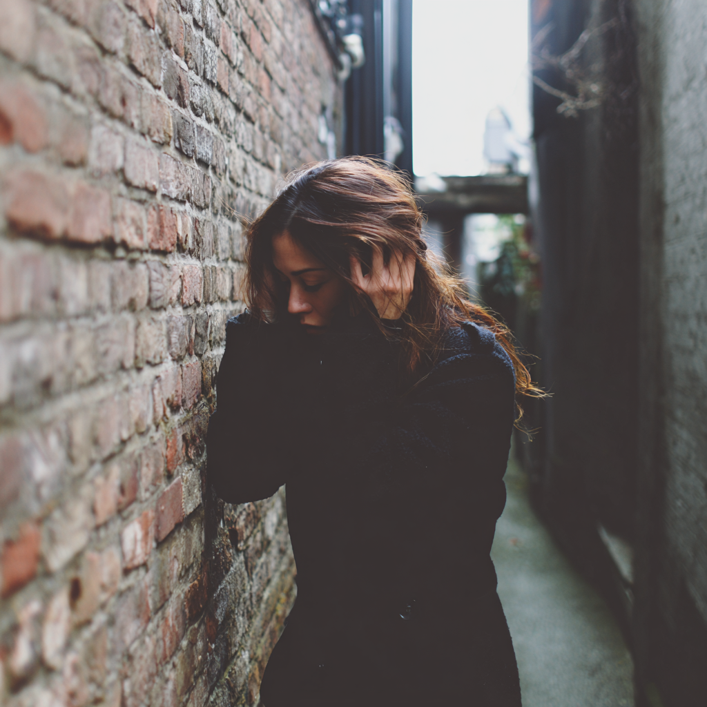 Une femme qui se tient la tête | Source : Midjourney