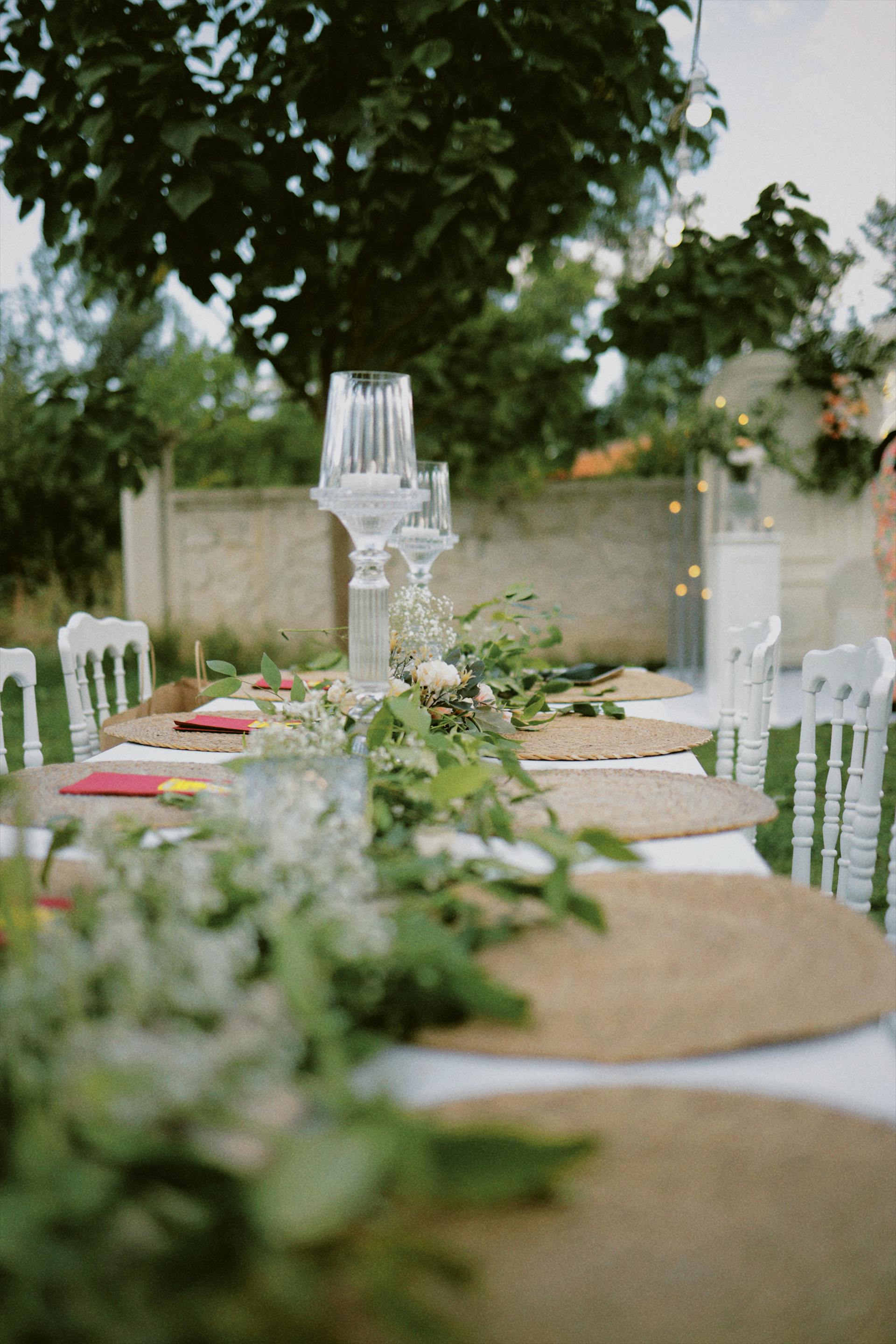 Une table lors d'un mariage en plein air | Source : Pexels