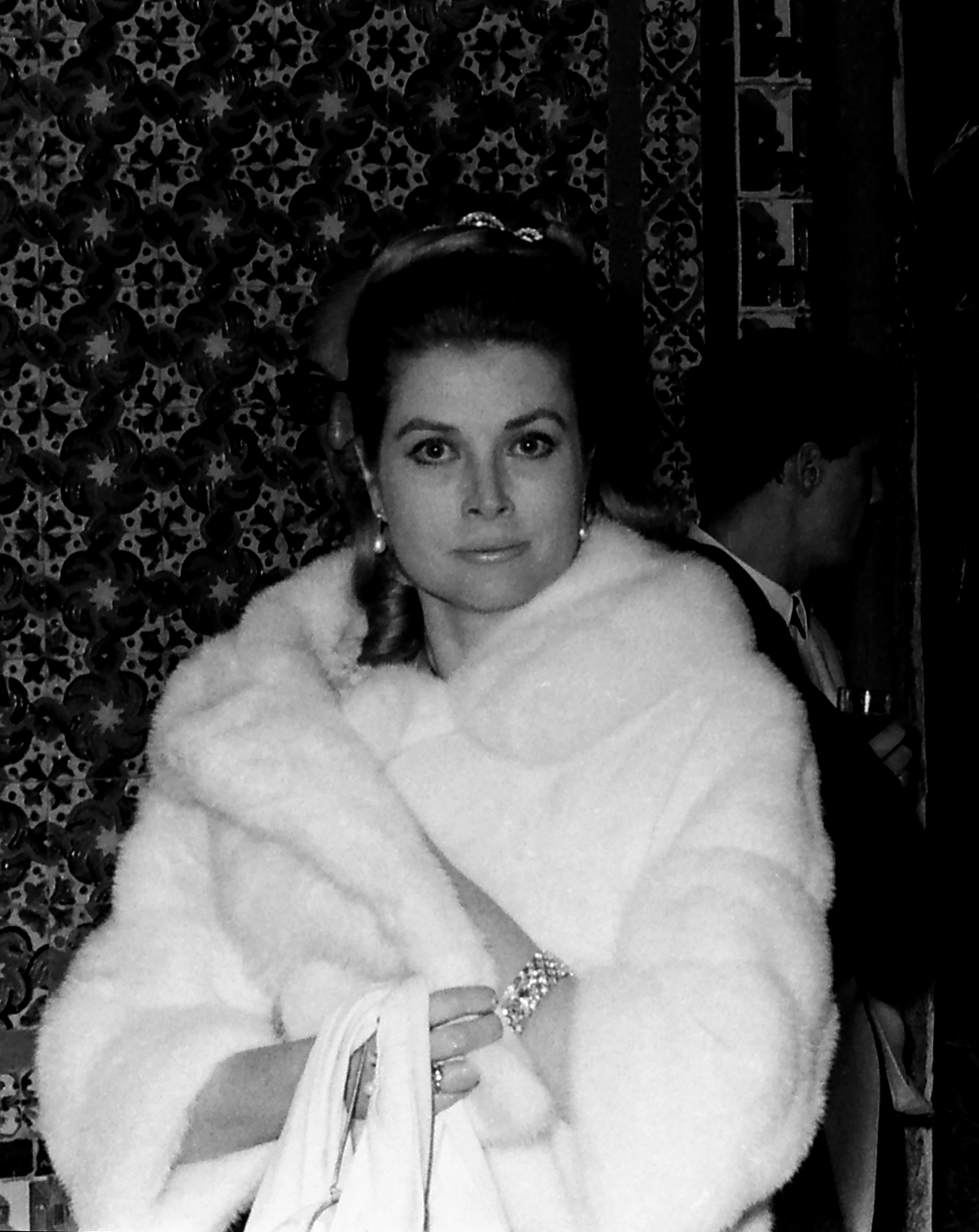 Grace Kelly lors d'une apparition publique officielle à Séville, en Espagne, photographiée dans un cadre sobre et solennel | Source : Getty Images