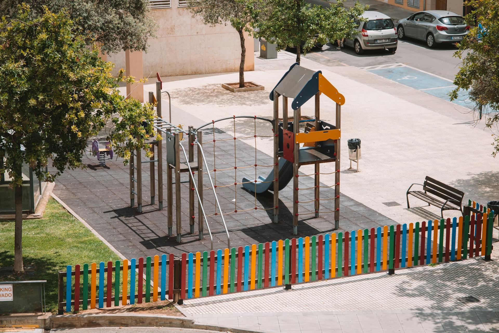Une aire de jeux dans une ville | Source : Pexels