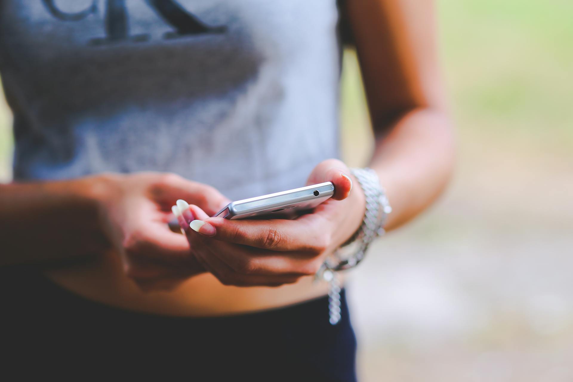 Une femme tapant sur son téléphone | Source : Pexels