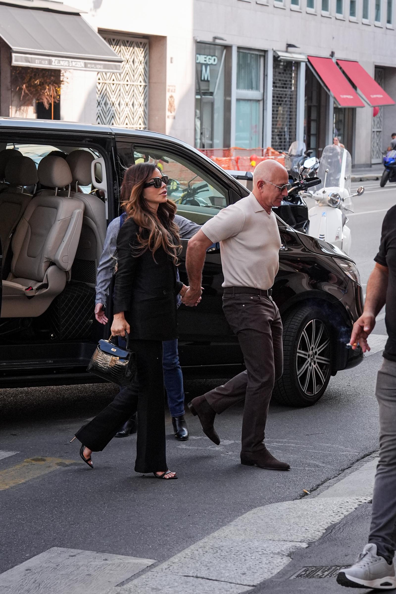Jeff Bezos et Lauren Sánchez repérés à leur arrivée au Dolce & Gabbana Martini Bar à Milan le 8 juin 2025, quelques jours avant leur mariage | Source : Getty Images