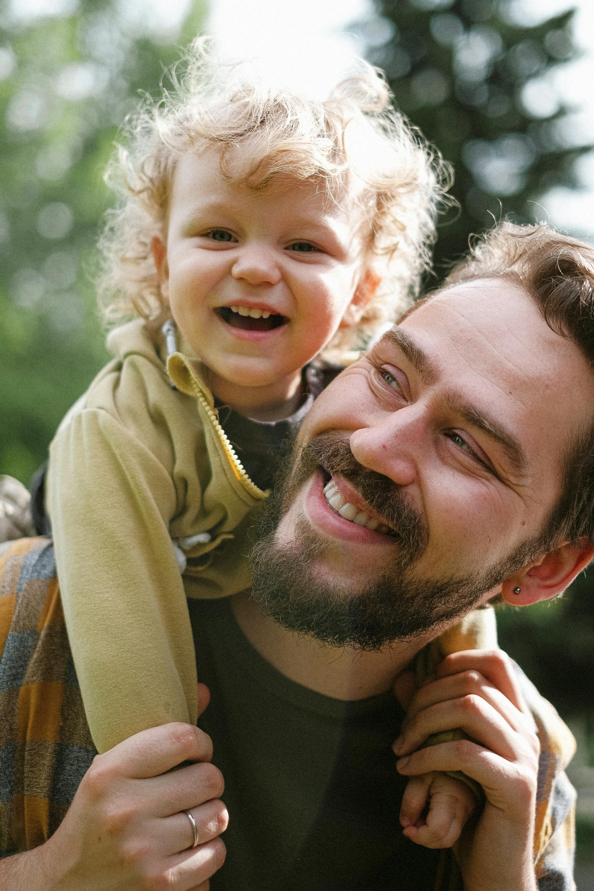 Un homme portant son petit garçon sur ses épaules | Source : Pexels