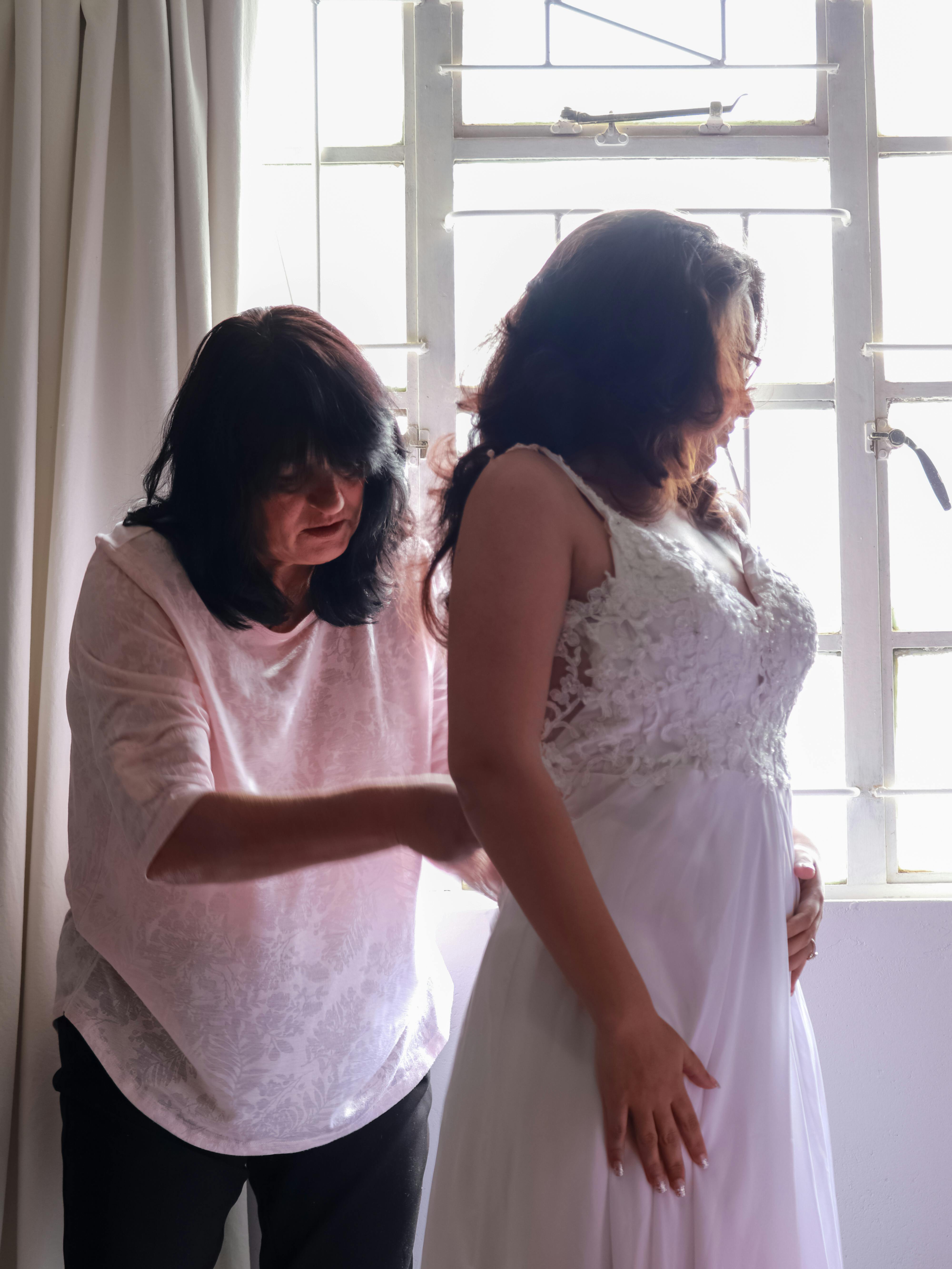 Une mariée essayant sa robe de mariée | Source : Pexels