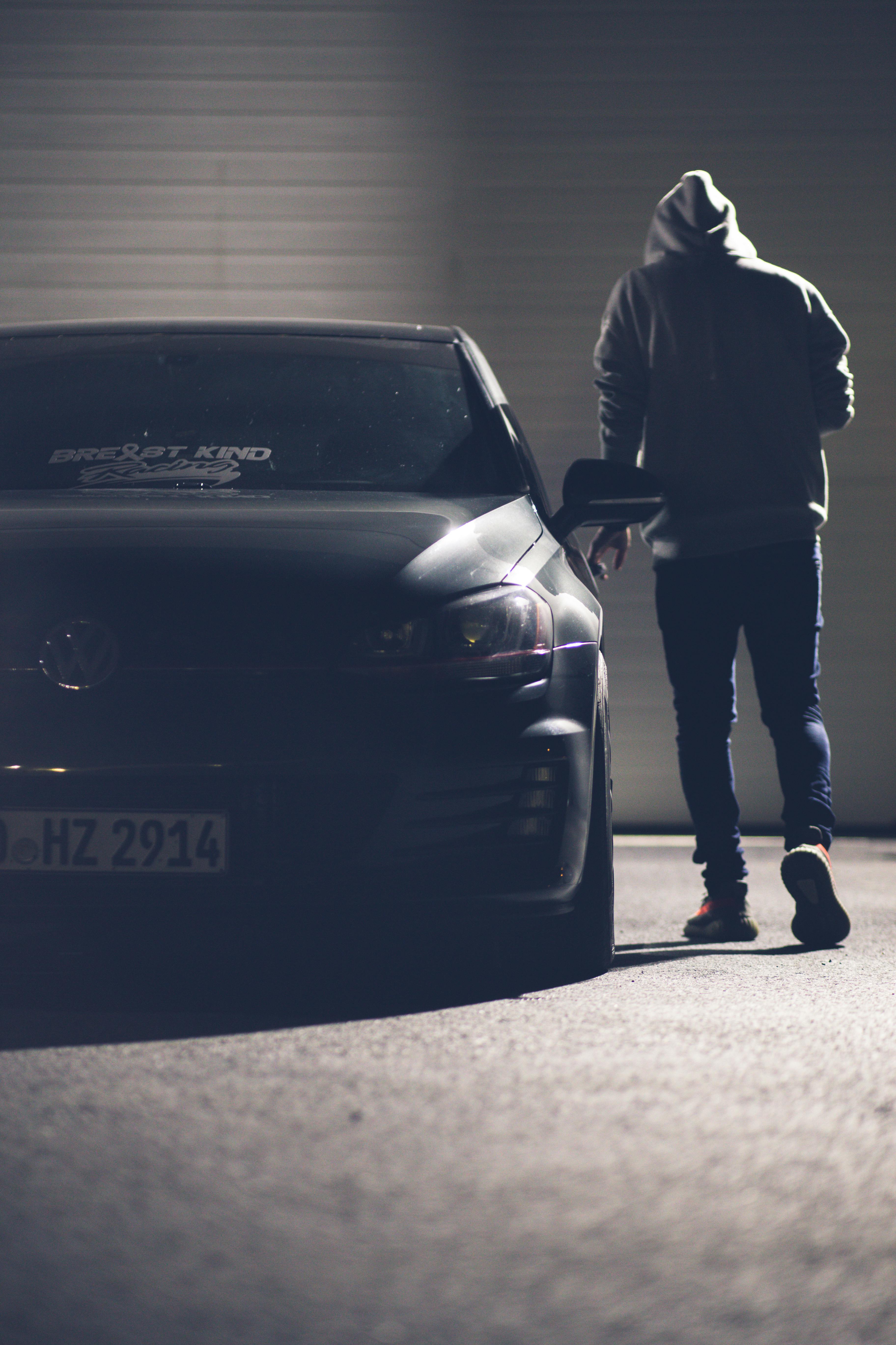 Un homme marchant vers une voiture | Source : Pexels