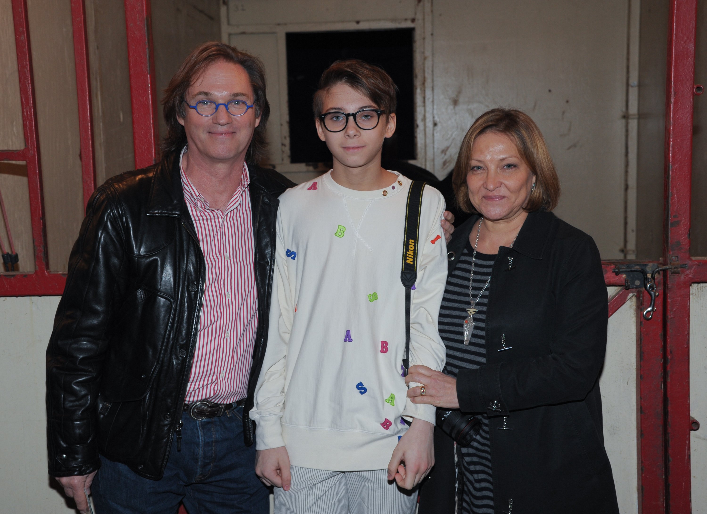Richard Thomas avec son fils, Montana Thomas, et Georgiana Bischoff lors de la 34e saison de l'événement Under the Big Top Circus, le 23 octobre 2011, à New York. | Source : Getty Images