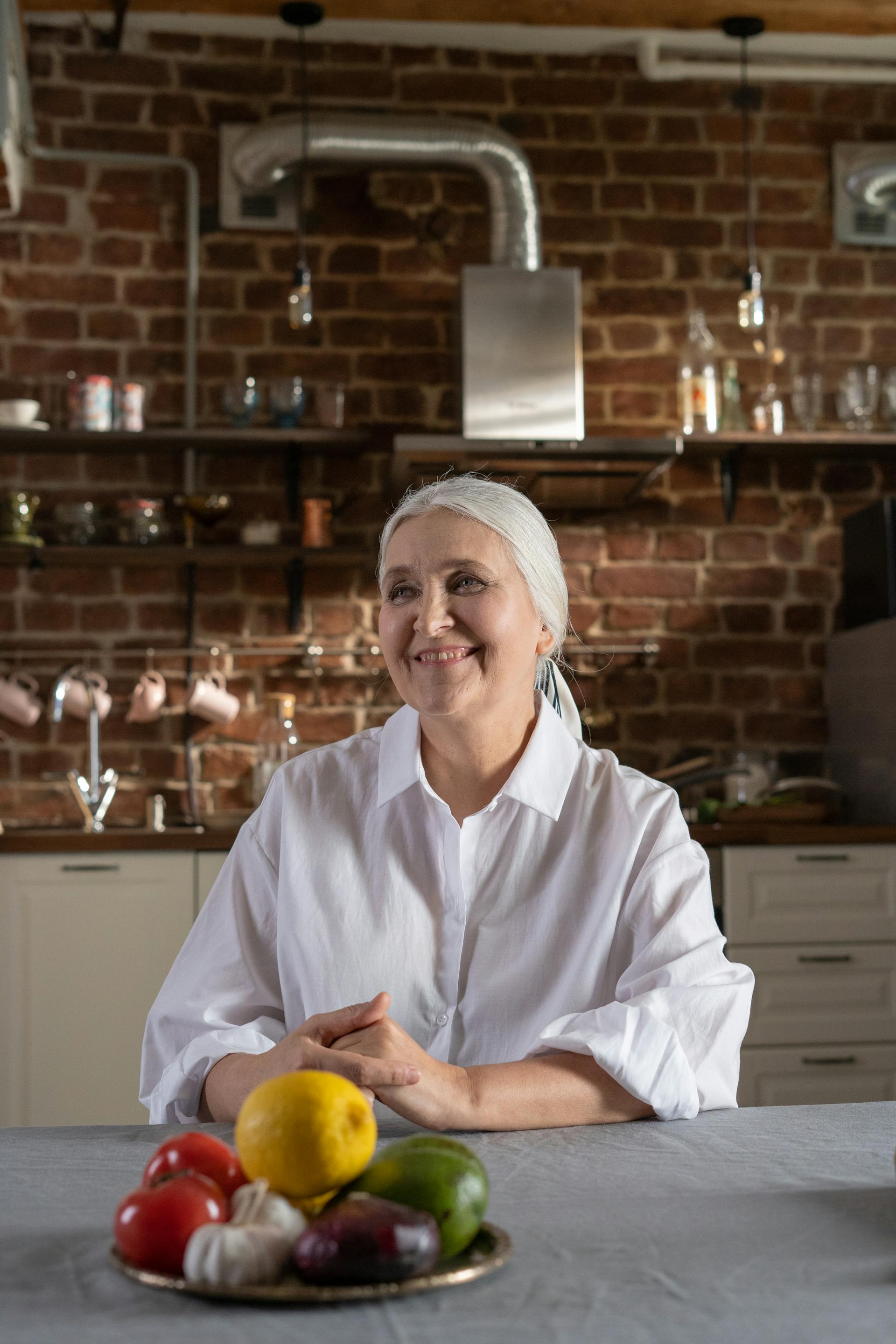 Une femme âgée assise à une table | Source : Pexels