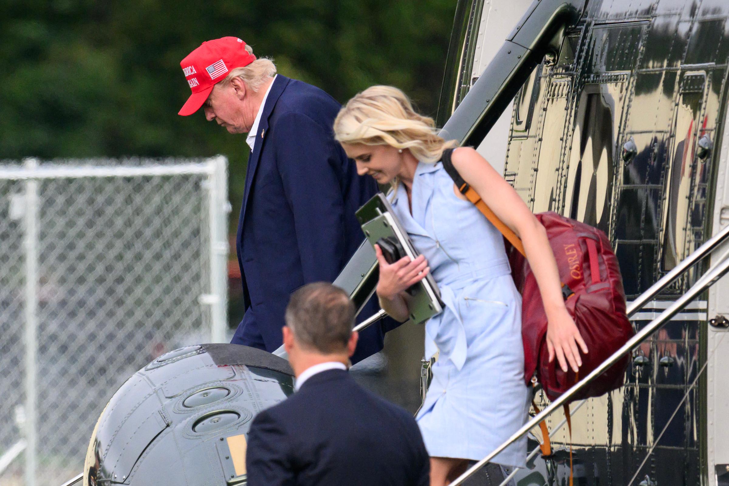 Donald Trump et sa conseillère Natalie Harp descendent de Marine One près de la Maison Blanche le 16 août 2026, ce qui montre bien la proximité qui a fait d'elle une figure importante du cercle restreint du président. | Source : Getty Images