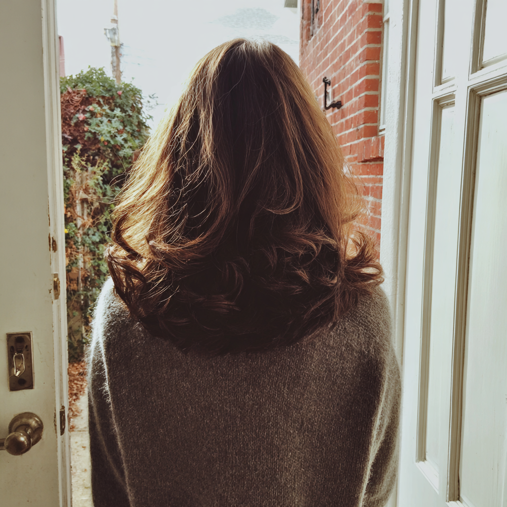 Une femme sortant d'une maison | Source : Midjourney