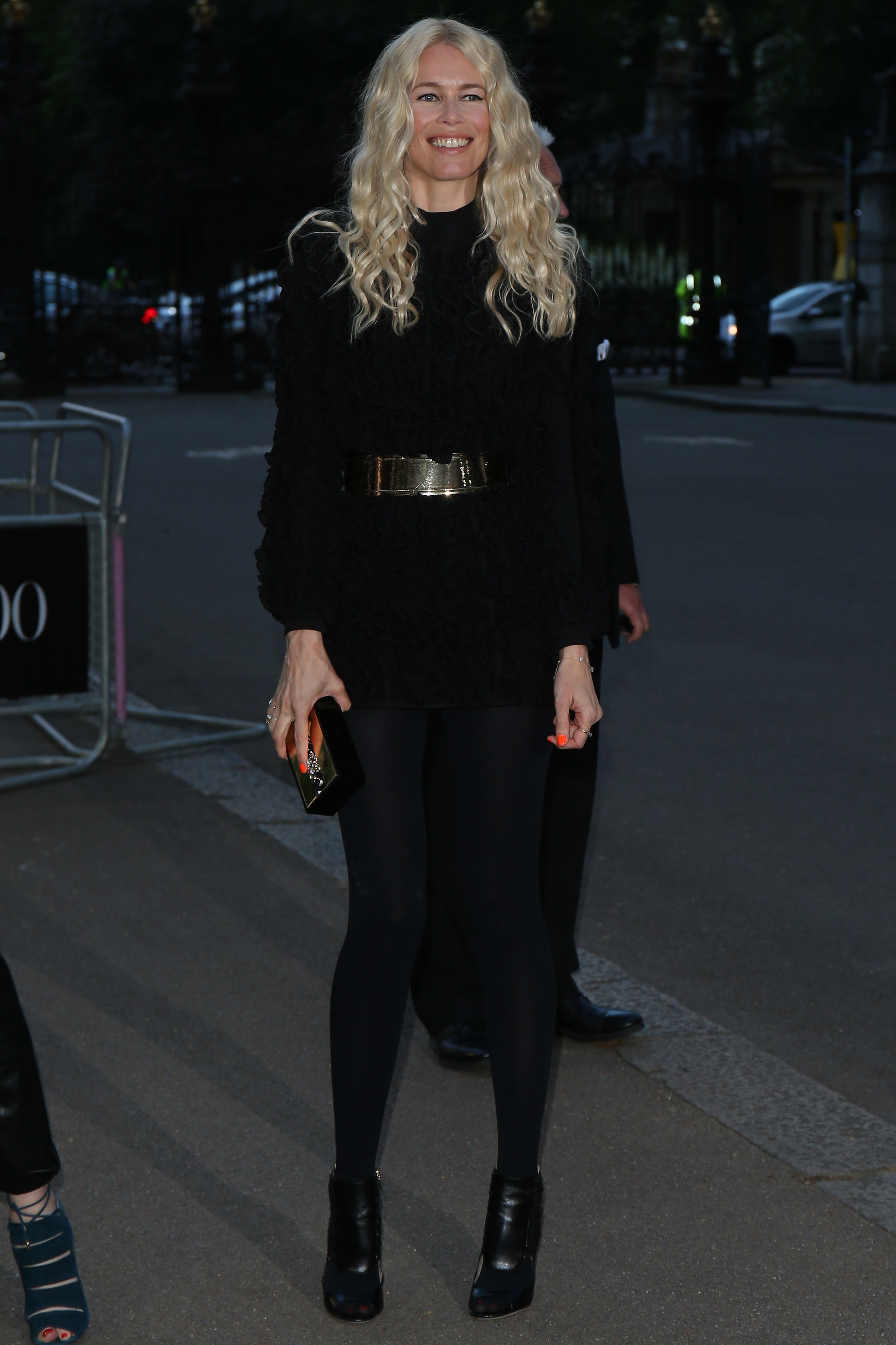 Claudia Schiffer fait sensation au dîner de gala Vogue 100 à Londres, vêtue d'un ensemble noir texturé souligné par une ceinture métallique audacieuse. Avec ses cheveux ondulés et son élégance naturelle, elle incarne le charme intemporel lors de cette prestigieuse cérémonie.