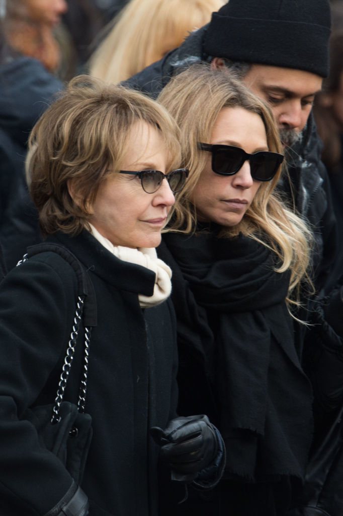 Nathalie Baye et Laura Smet lors des funérailles de Johnny Hallyday à l'église de la Madeleine, le 9 décembre 2017 à Paris, en France I Source : Getty Images