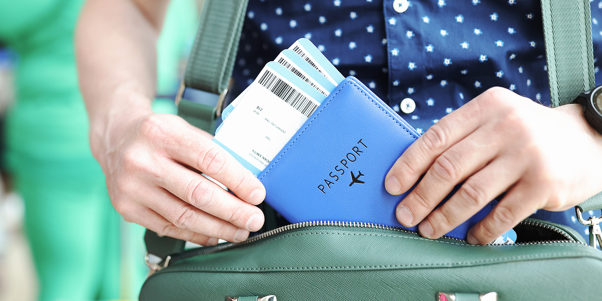 Une personne tenant une carte d'embarquement et un passeport | Source : Shutterstock
