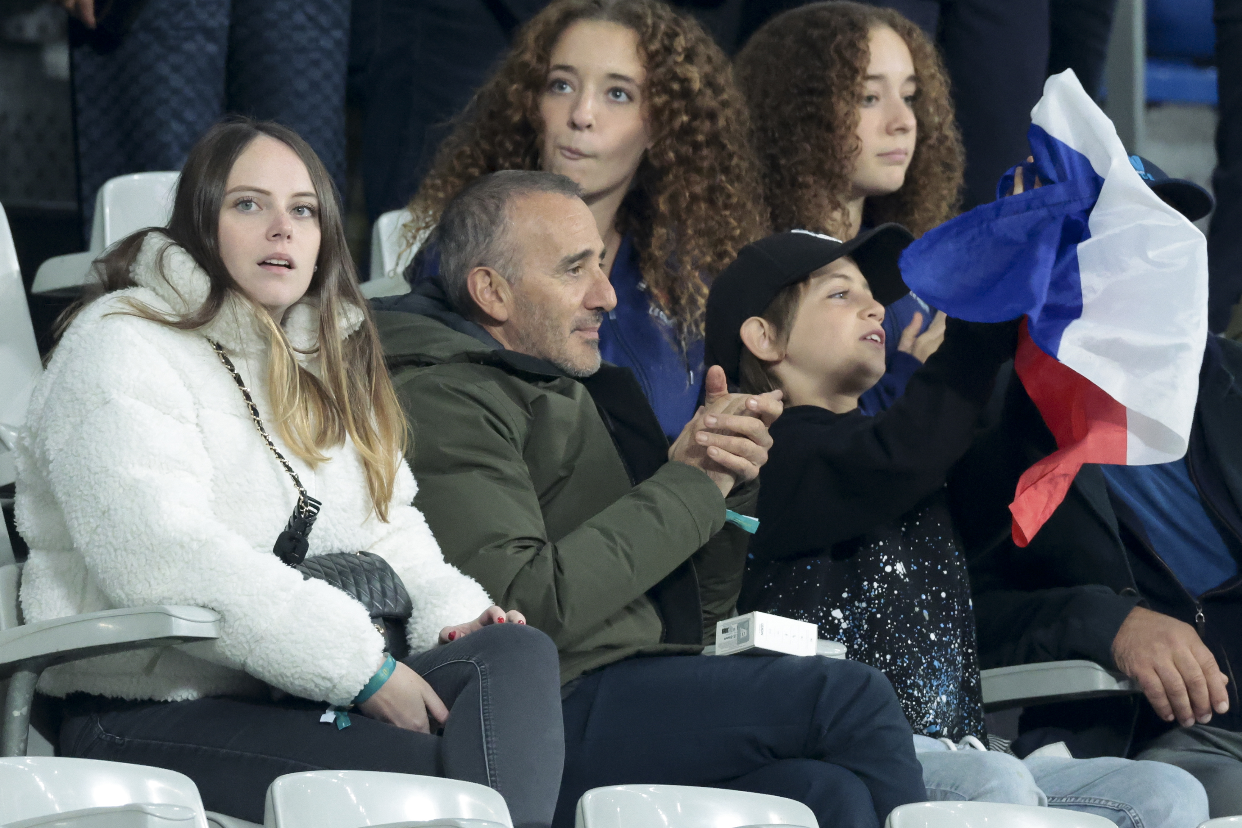 Elie Semoun assiste au match de quart de finale de la Coupe du monde de rugby 2023 entre la France et l'Afrique du Sud (Springboks) au Stade de France le 15 octobre 2023 à Saint-Denis près de Paris, France I Source : Getty Images