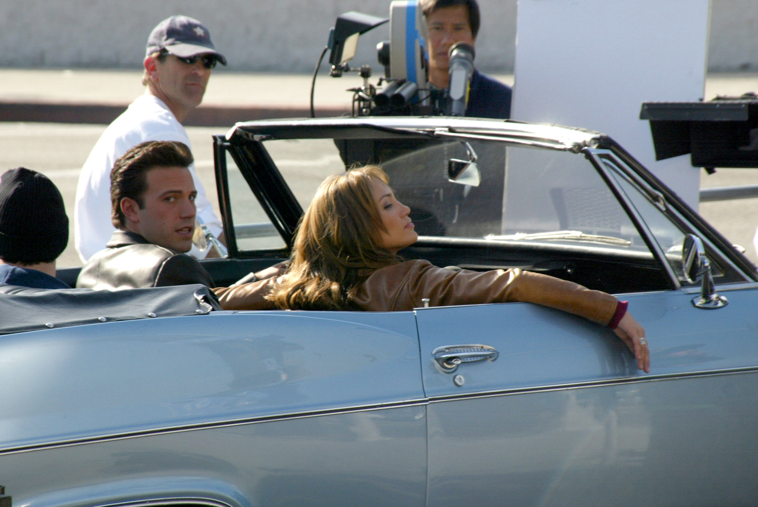 Ben Affleck et Jennifer Lopez en train de tourner « Gigli » le 19 décembre 2001 à Los Angeles, Californie. | Source : Getty Images