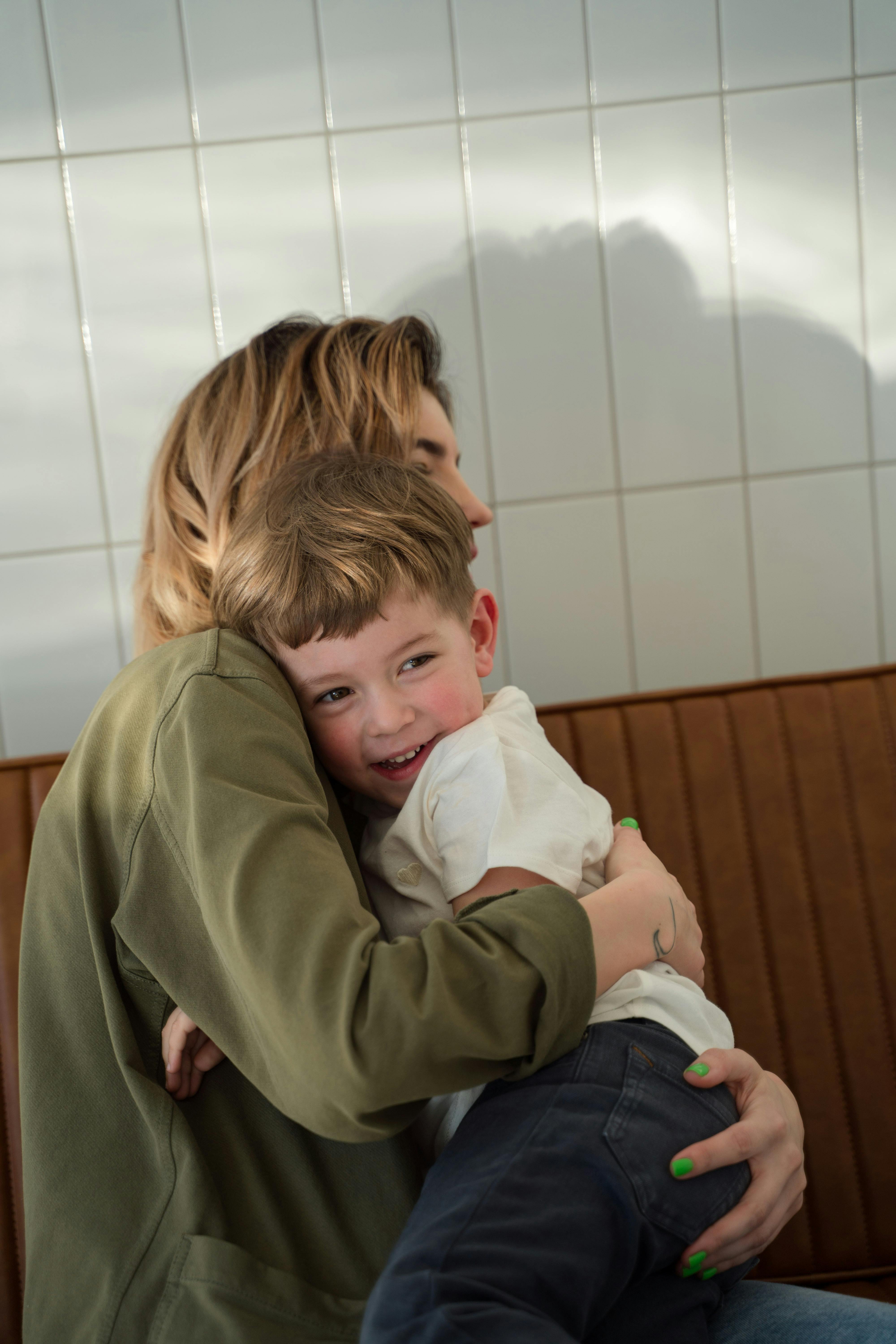 Un adolescent avec un plus jeune | Source : Pexels