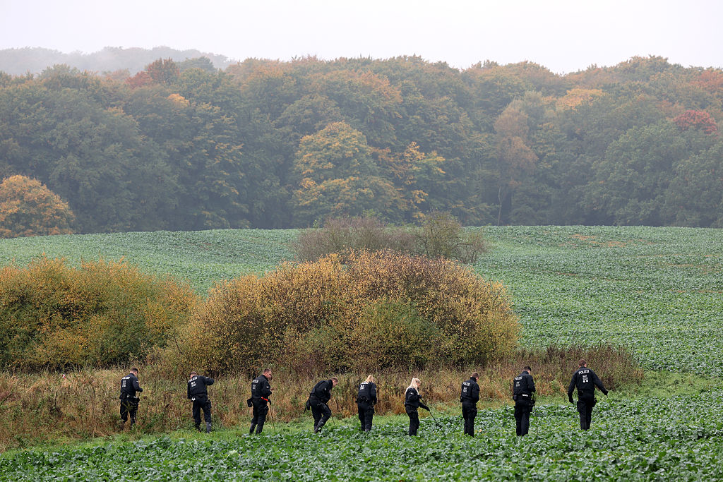 Des officiers de police ratissent un large périmètre autour de l'endroit où le corps d'un enfant a été retrouvé le 15 octobre 2025, Mecklembourg-Poméranie occidentale, Klein Upahl | Source : Getty Images