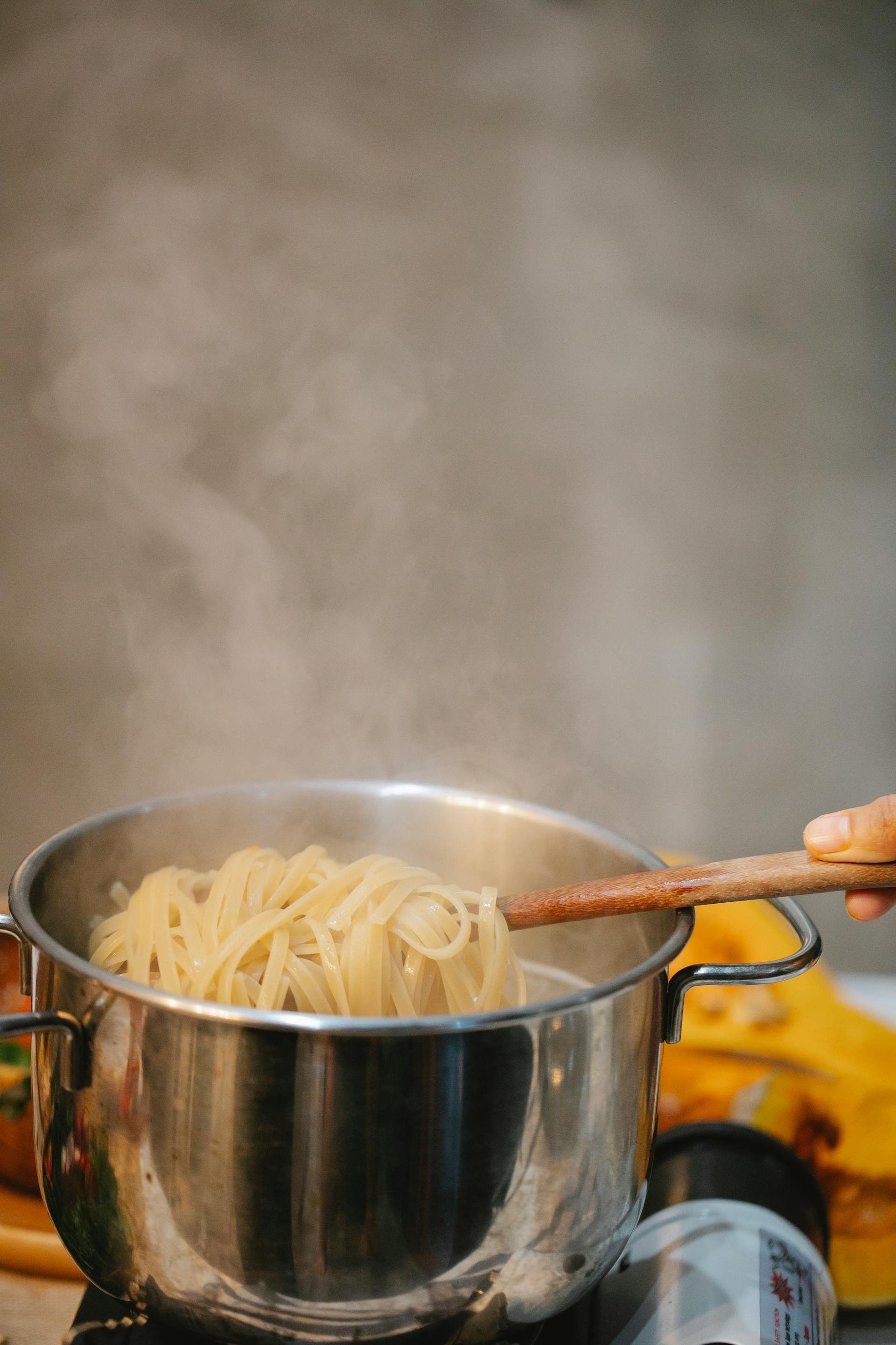 Une personne faisant bouillir des pâtes | Source : Pexels