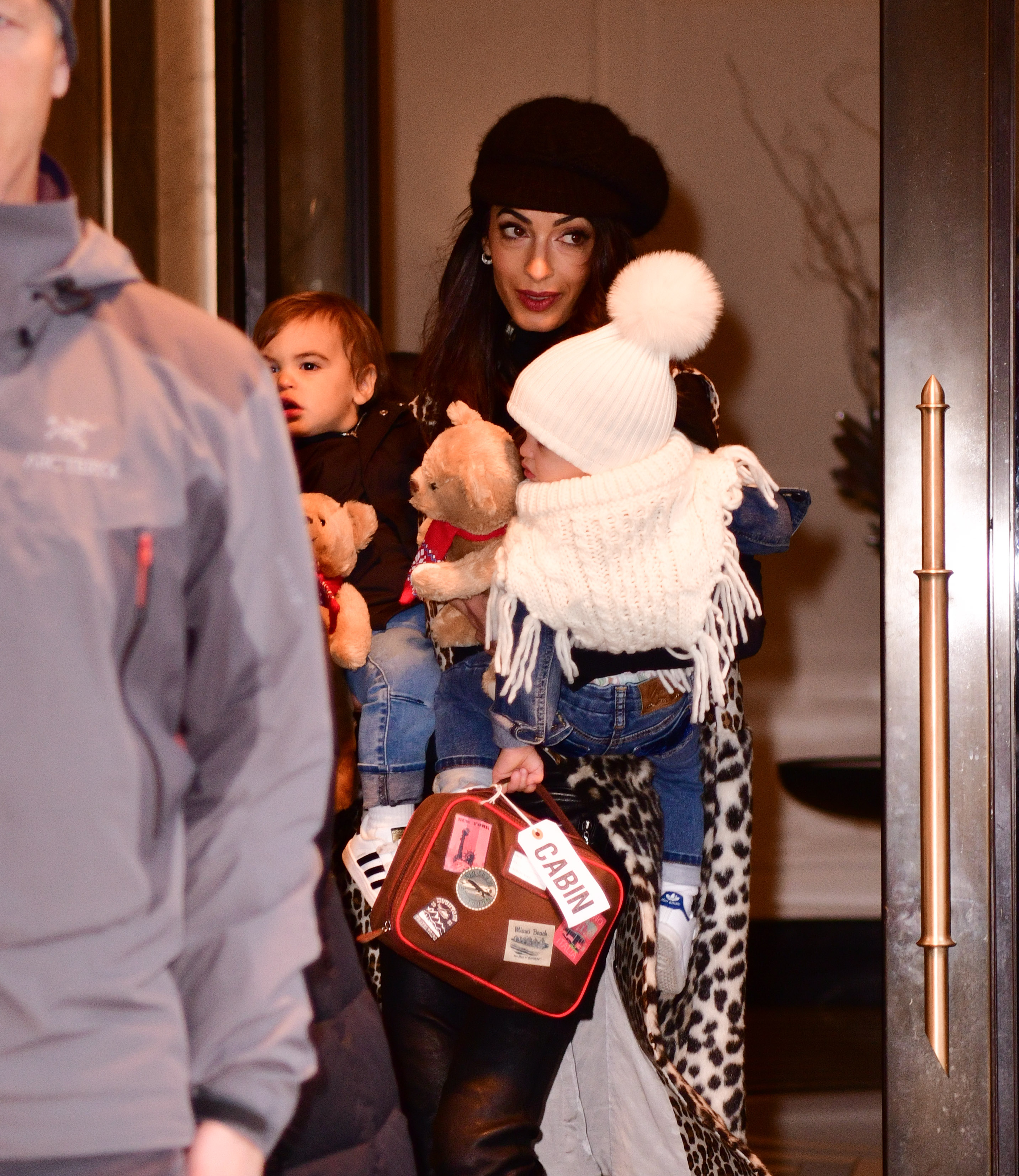 Amal Clooney se promène dans la ville de New York en tenant ses deux enfants, Alexander et Ella, près d'elle. Cette sortie candide offre un aperçu de sa vie privée, loin des projecteurs des salles d'audience.