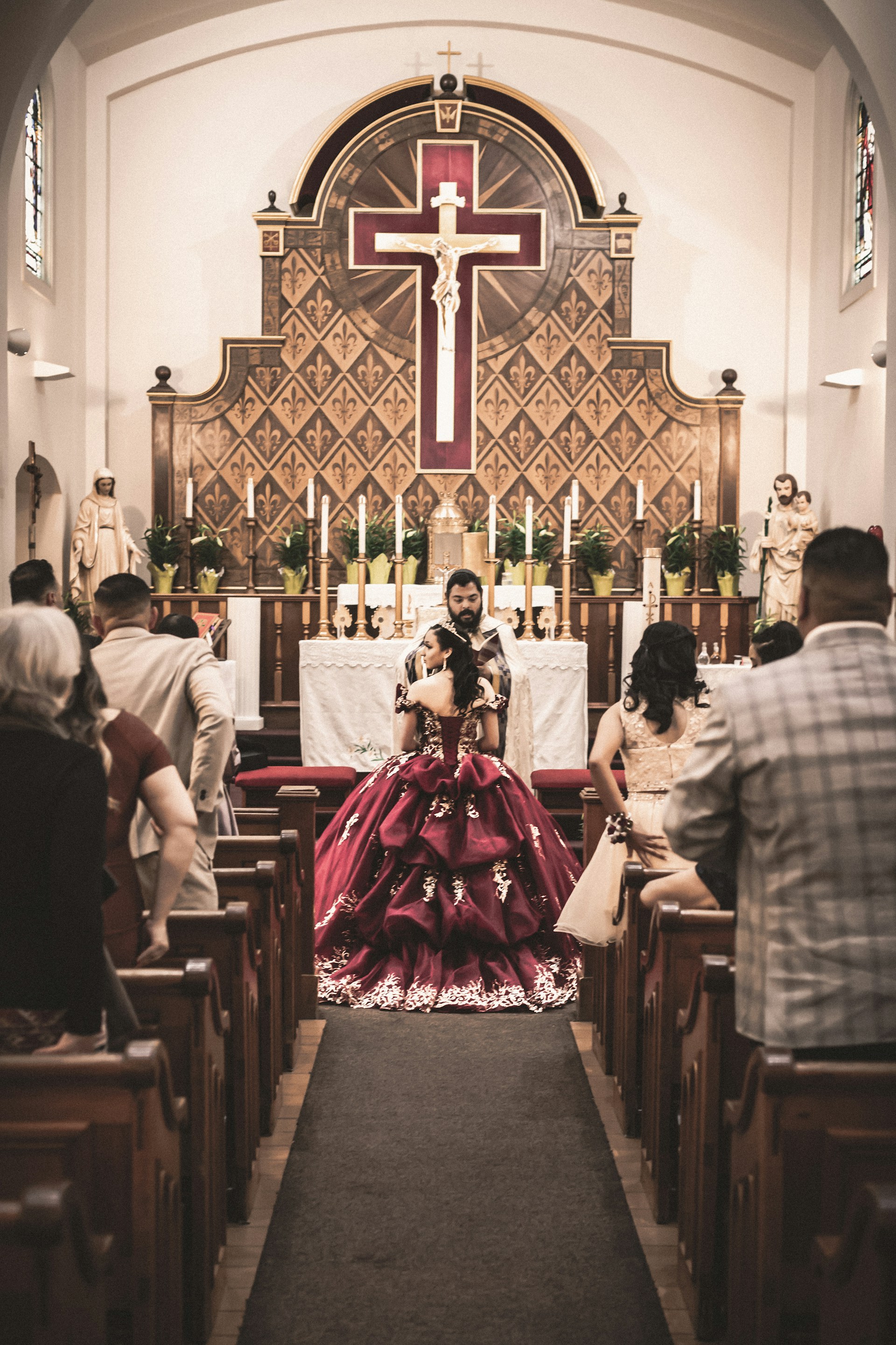 Une mariée portant une robe rouge et or | Source : Unsplash