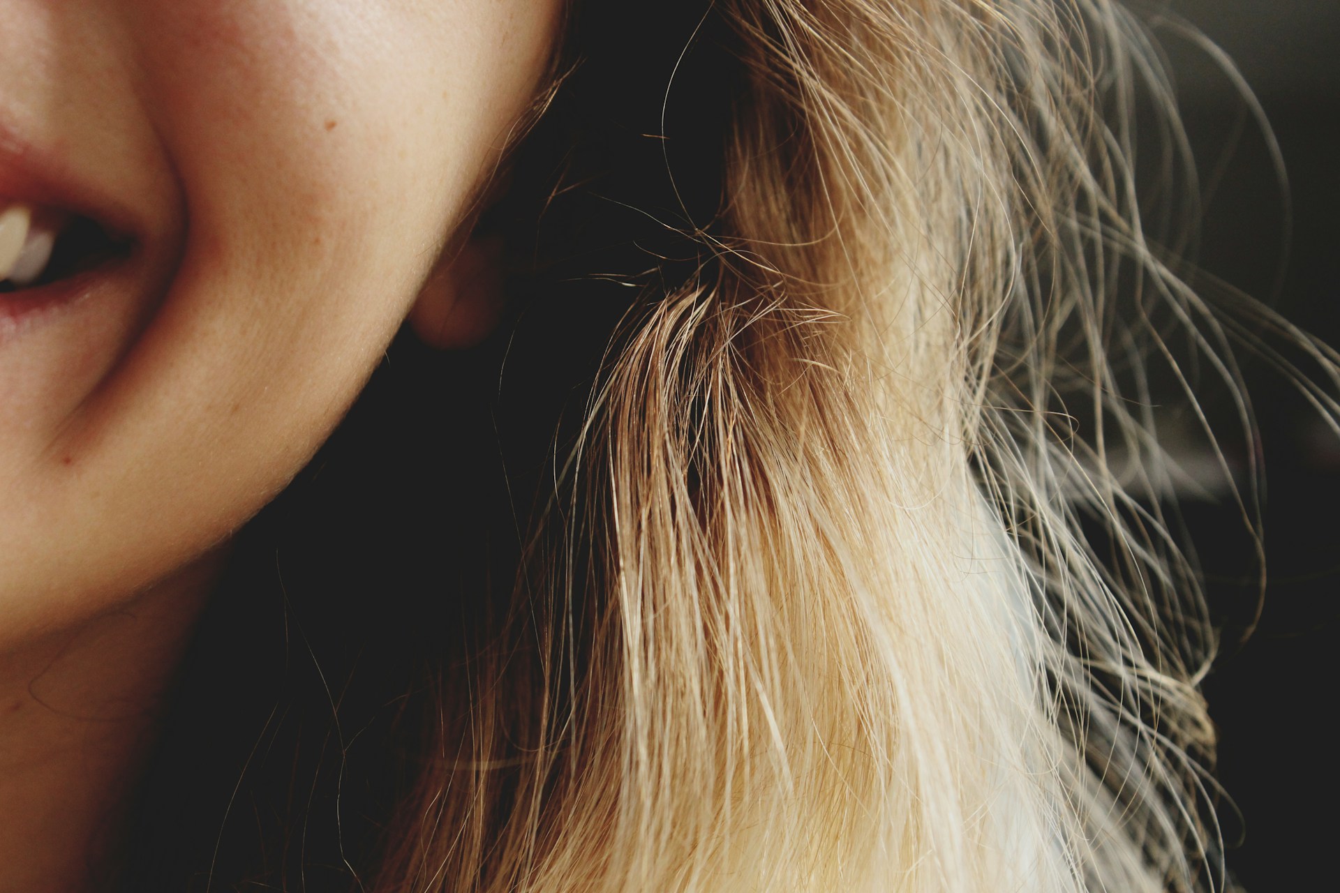 Gros plan sur une femme souriante | Source : Unsplash