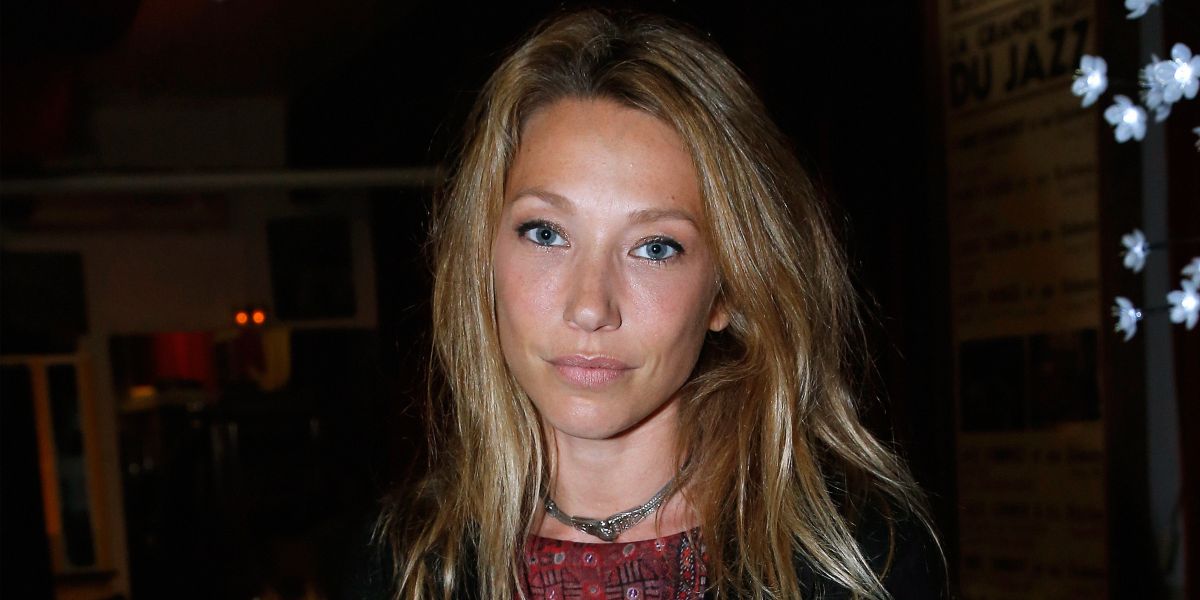 Laura Smet assiste au dîner en l'honneur de sa mère, Nathalie Baye à La Chope des Puces le 30 avril 2018 à Saint-Ouen, France. I Source : Getty Images