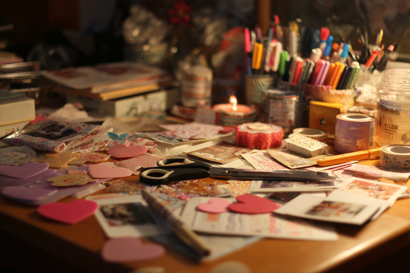 Fournitures de scrapbooking sur une table | Source : Midjourney