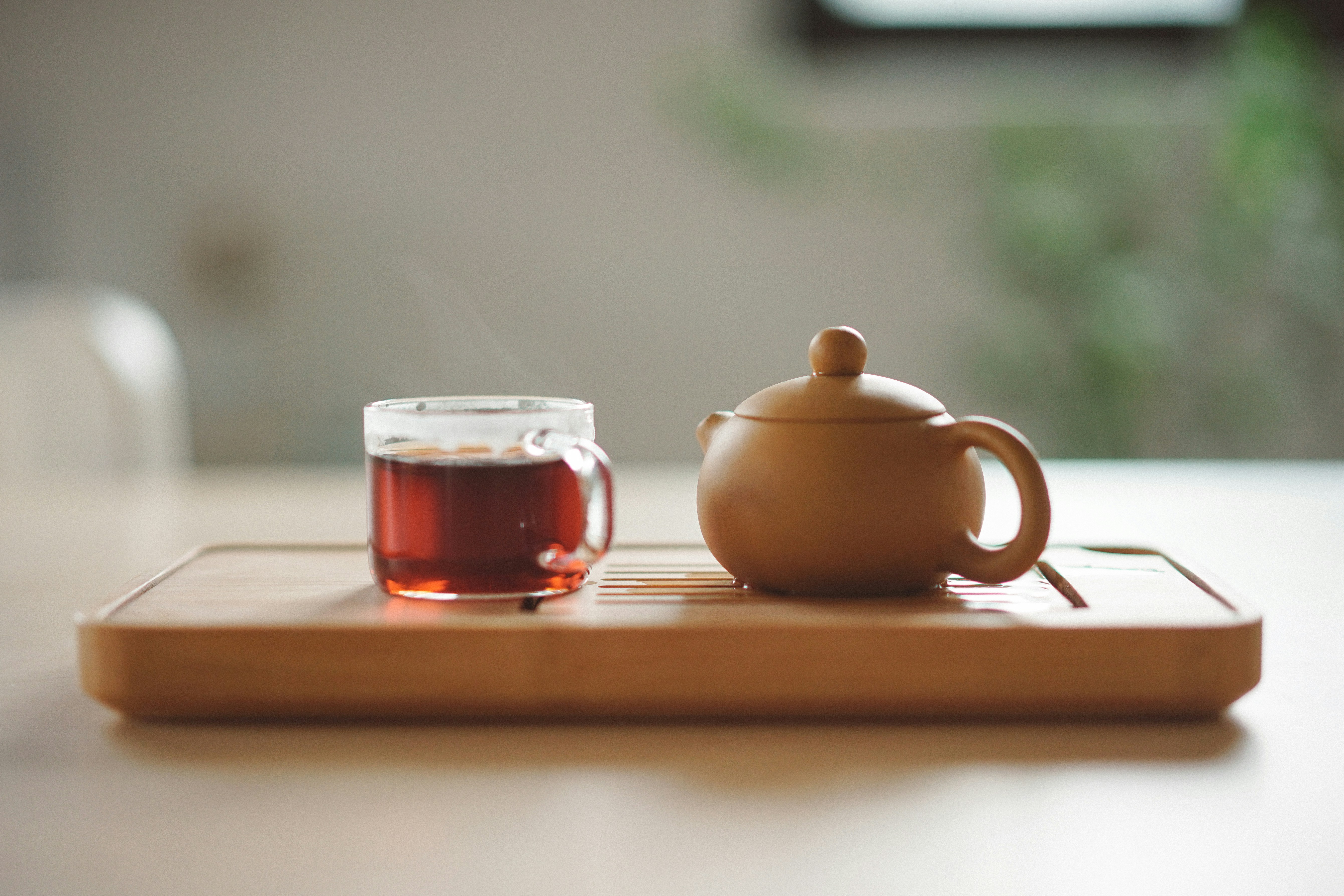 Un plateau avec une théière et une tasse à thé | Source : Unsplash