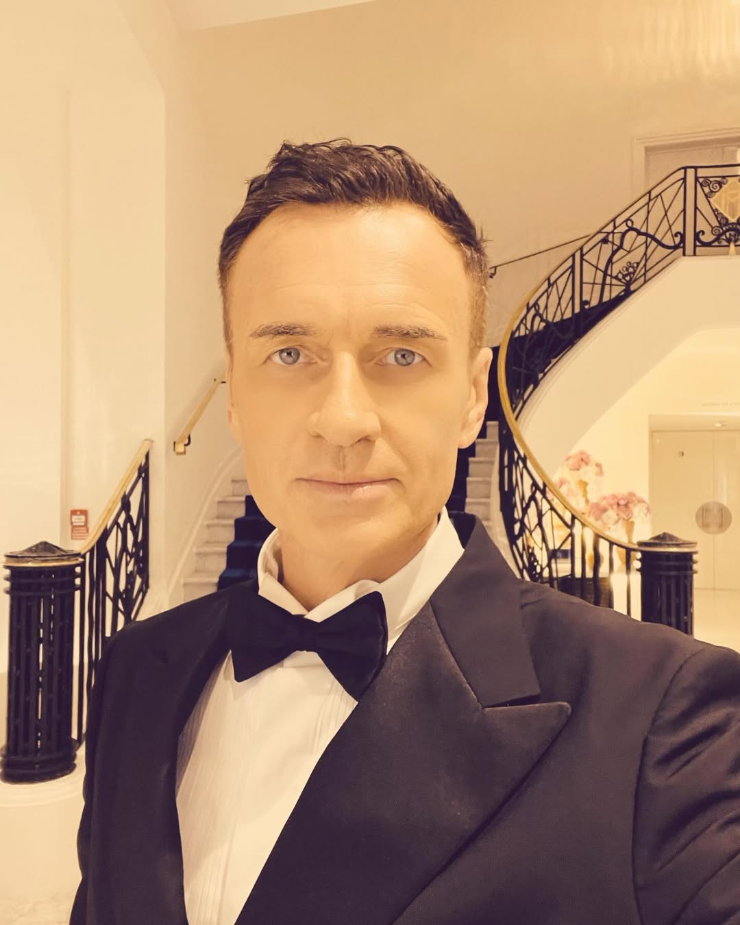 Julian McMahon à l'Hôtel Martinez, habillé pour la projection de son film « The Surfer » à Cannes, le 22 mai 2024 | Source : Instagram/julianmcmahonofficial