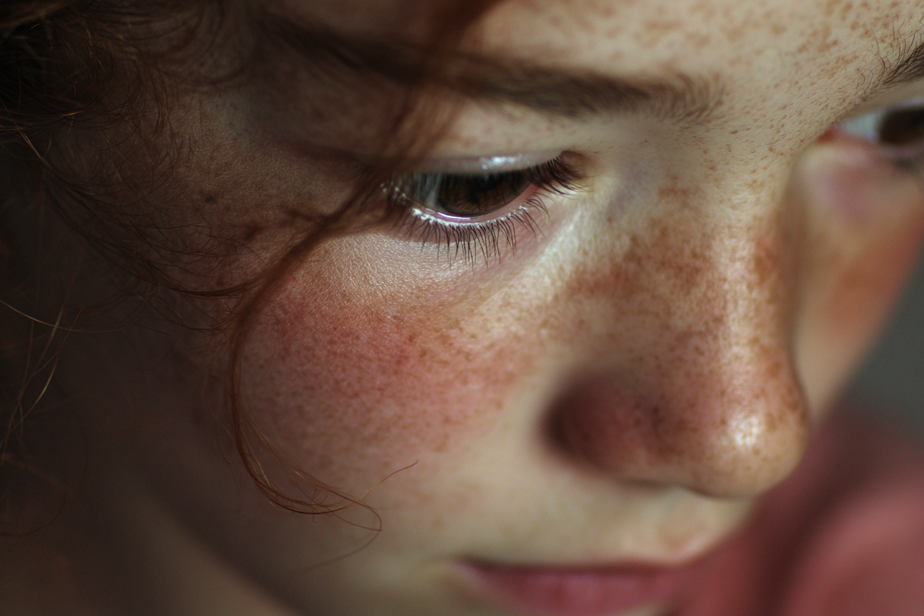 Une fille qui regarde vers le bas | Source : Midjourney