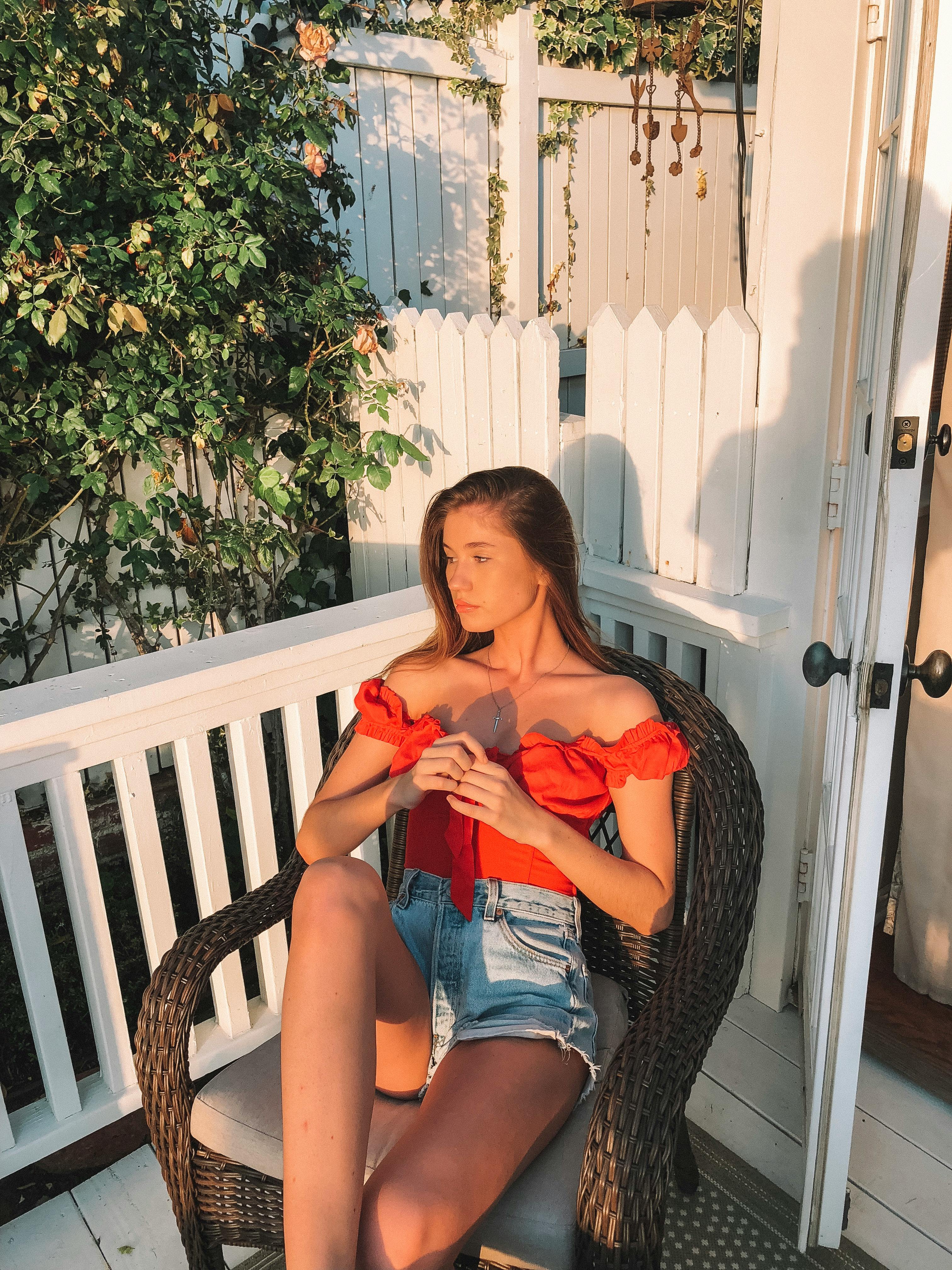 Une femme assise sur une chaise | Source : Pexels