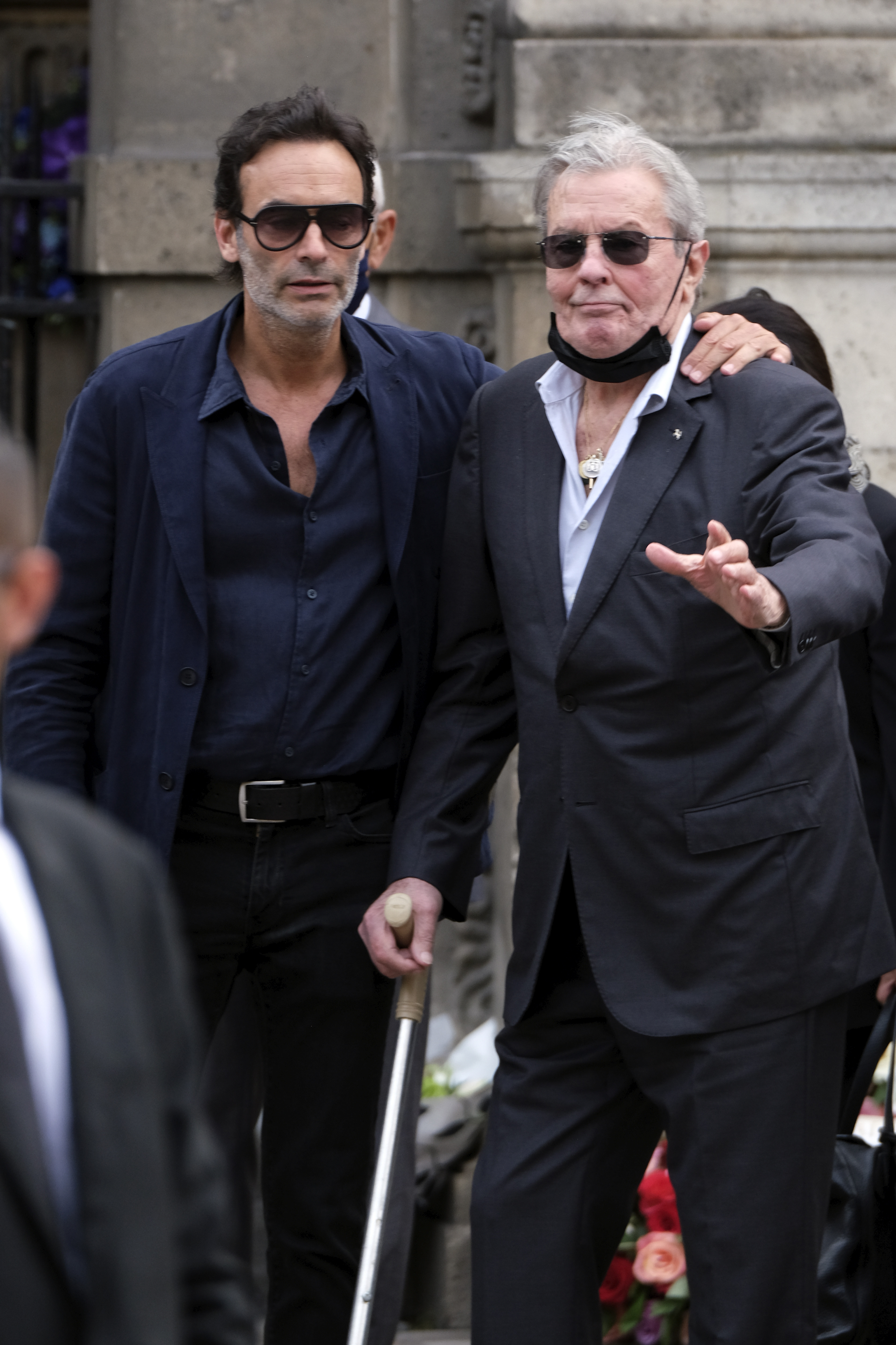 Anthony et Alain Delon aux obsèques de Jean-Paul Belmondo à Paris, France, le 10 septembre 2021 | Source : Getty Images