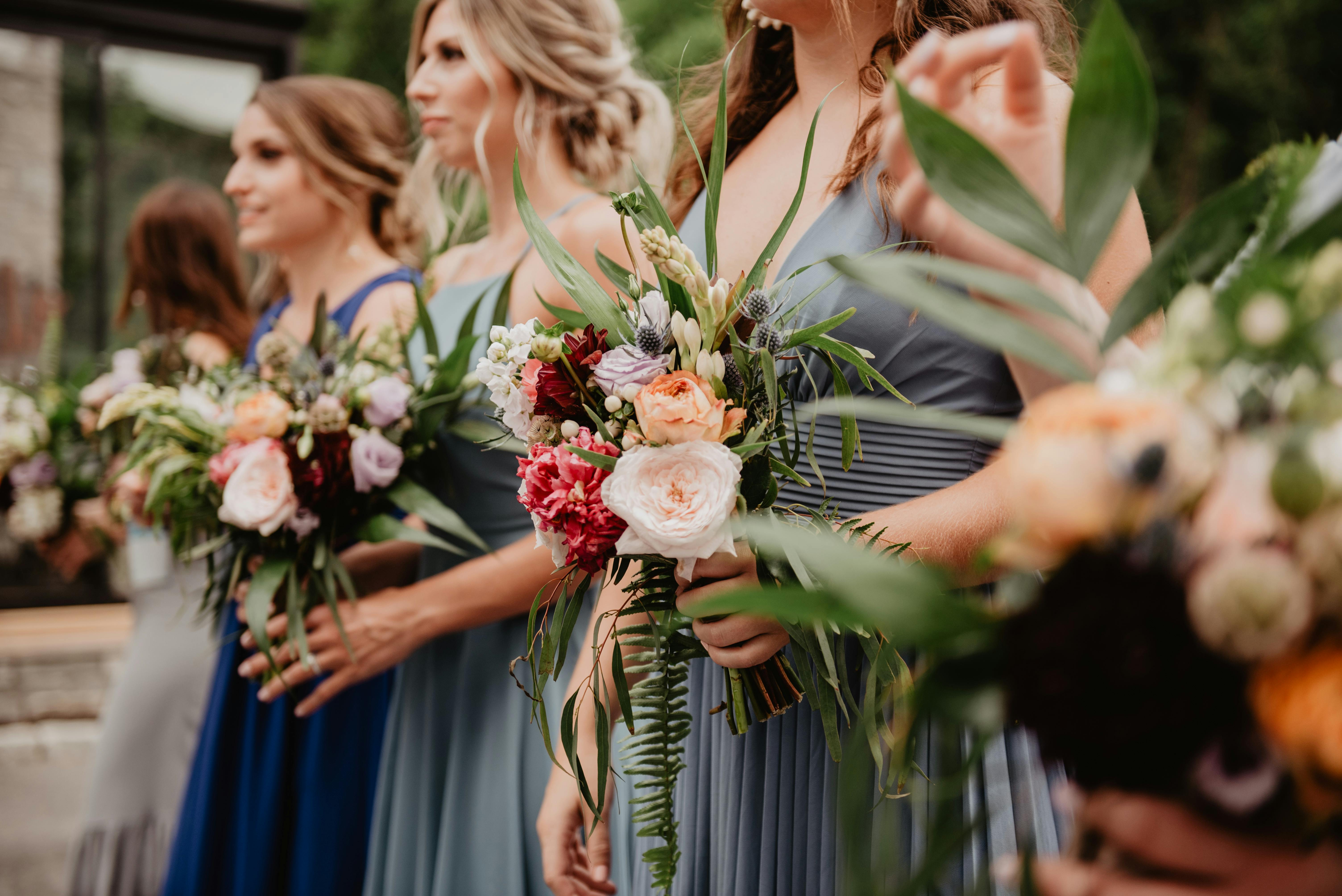 Demoiselle d'honneur tenant un bouquet | Source : Pexels