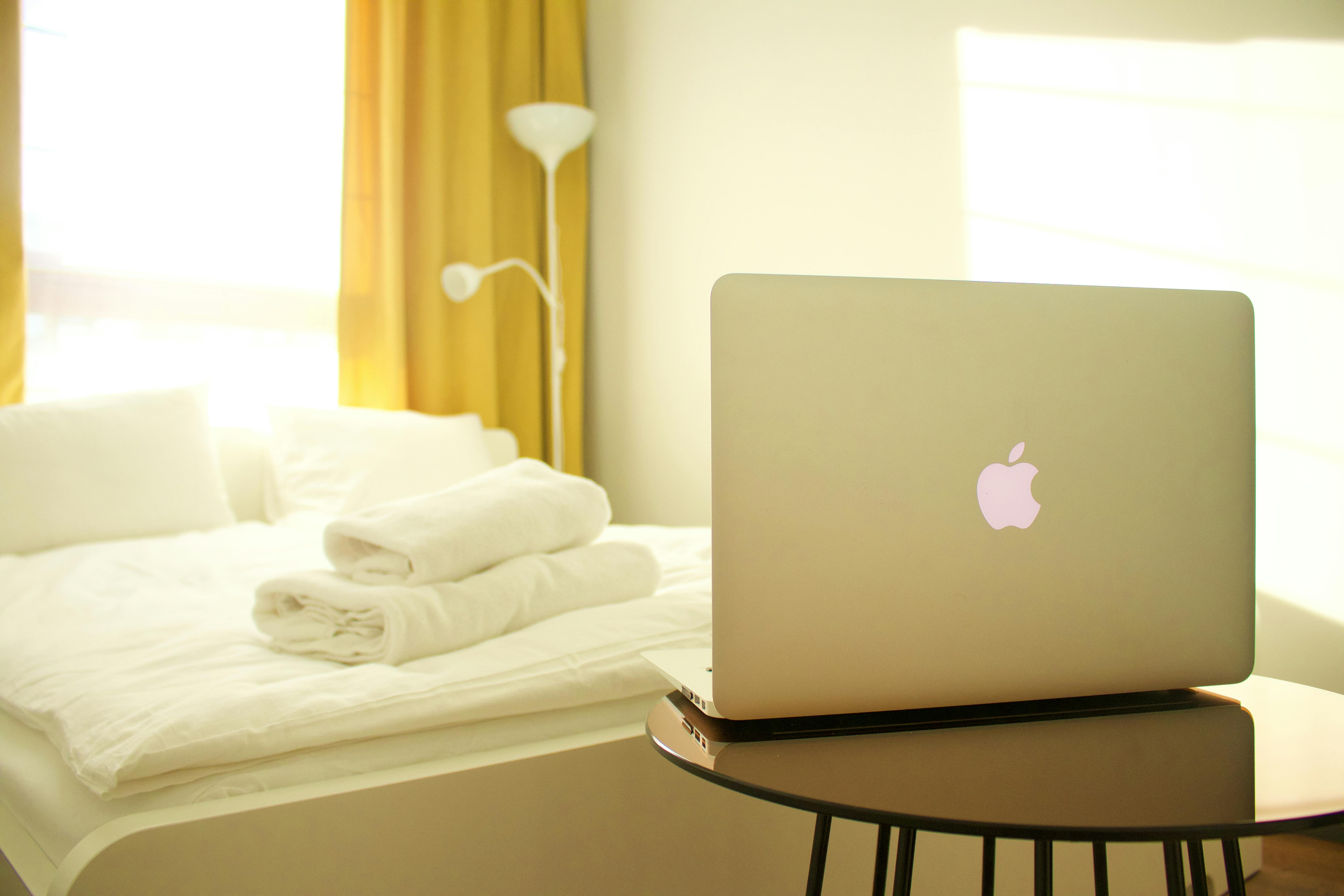 Un ordinateur portable sur une table | Source : Pexels